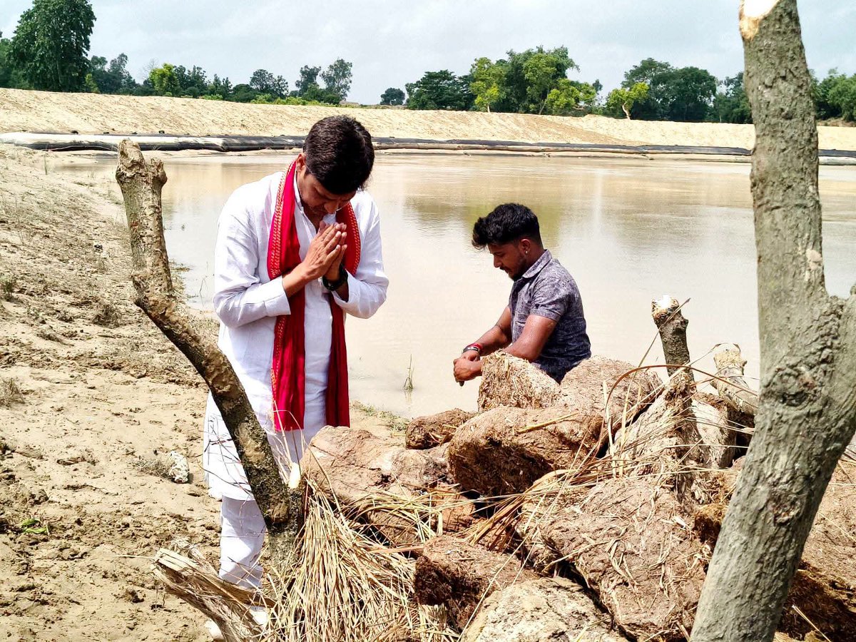 drrajeshyadavSP's tweet photo. @yadavakhilesh आज पनियरा,विन्टोलिया के सुरेन्द्र जी की बहु के देहांत उपरांत दाह संस्कार में विनम्र श्रंद्धांजलि अर्पित करते हुए एवं अन्य गाँवो में अपने लोगो से मिलते हुए!
आपका #डॉ_राजेश_यादव, महराजगंज। https://t.co/DAwjEOFq0n