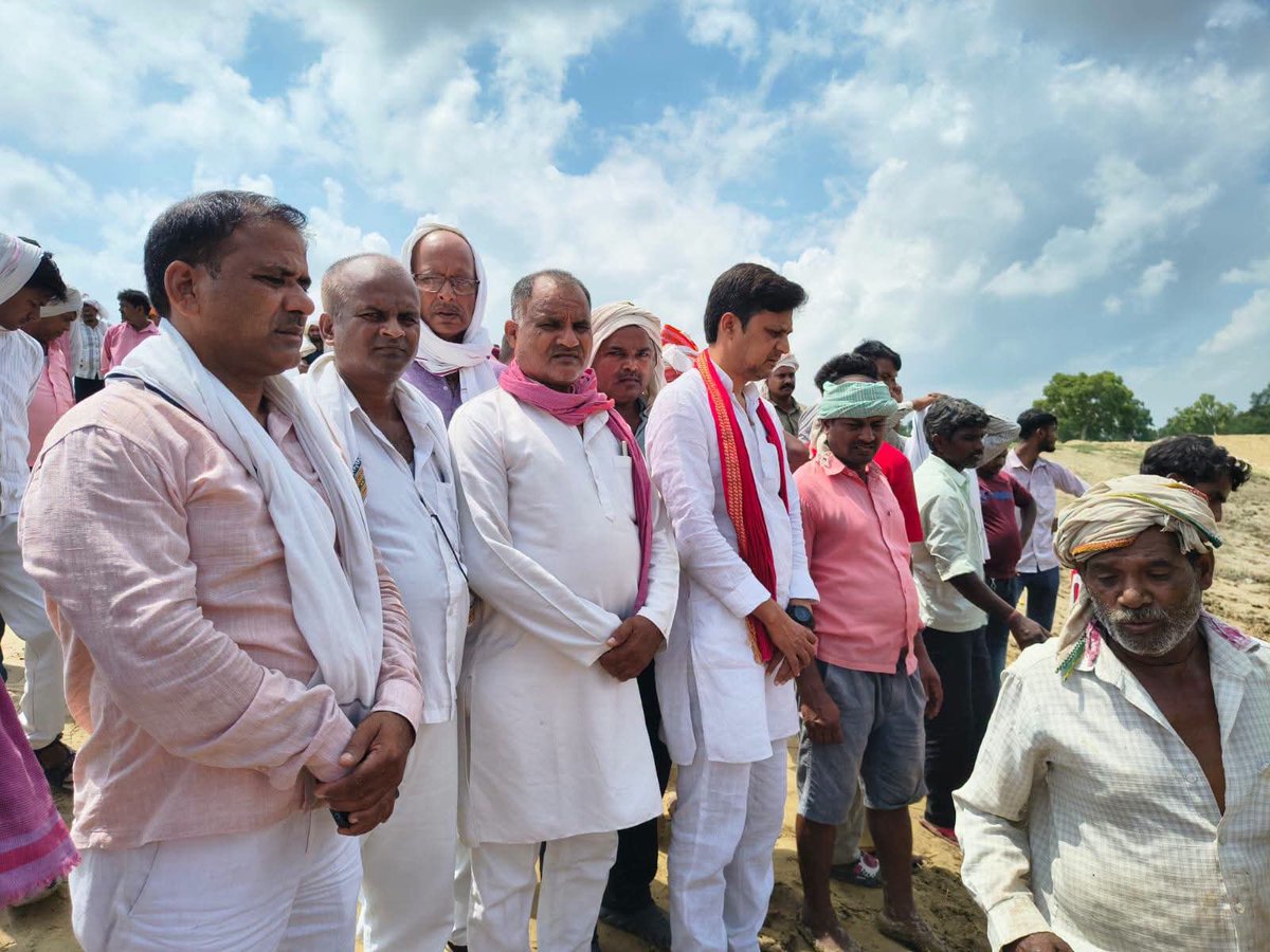 drrajeshyadavSP's tweet photo. @yadavakhilesh आज पनियरा,विन्टोलिया के सुरेन्द्र जी की बहु के देहांत उपरांत दाह संस्कार में विनम्र श्रंद्धांजलि अर्पित करते हुए एवं अन्य गाँवो में अपने लोगो से मिलते हुए!
आपका #डॉ_राजेश_यादव, महराजगंज। https://t.co/DAwjEOFq0n