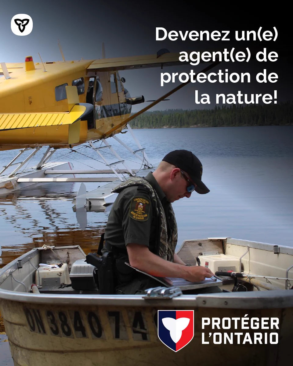 Text: Devenez un(e) agent(e) de protection de la nature! 
Un agent de protection de la nature dans un bateau, avec un bombardier à eau en arrière-plan. 
