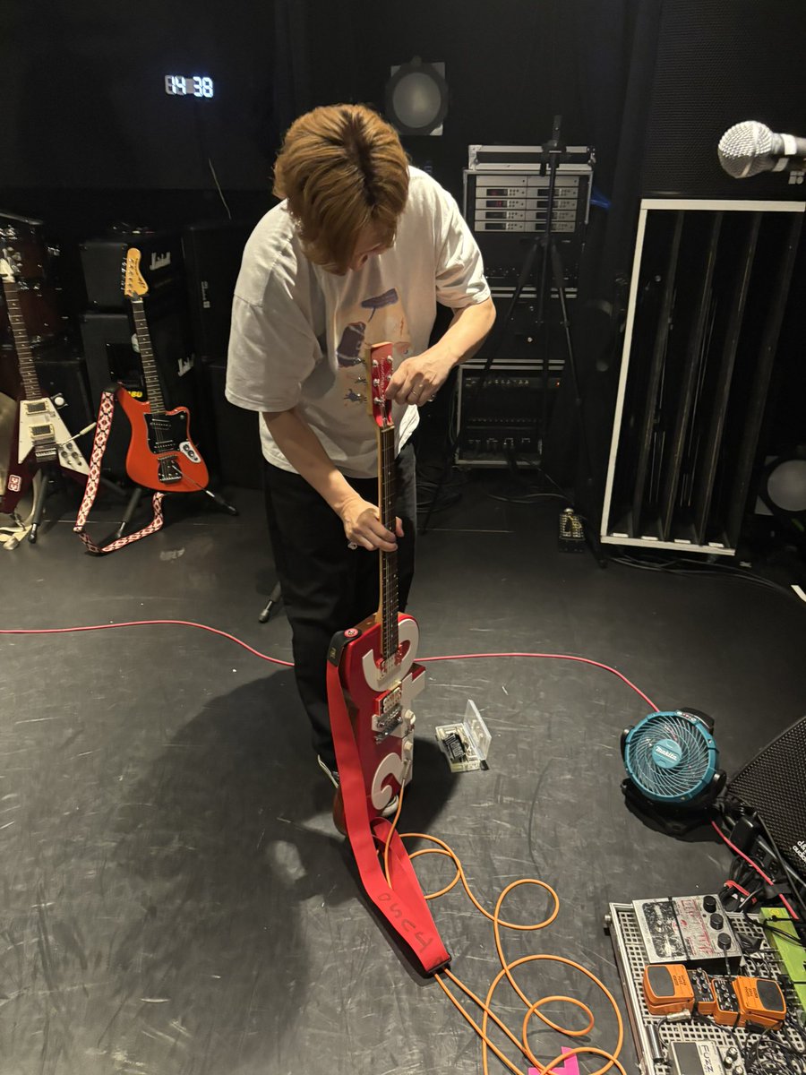 numazaki0303's tweet photo. 246GABU！！！大感謝！！

テックの磯村さんが246ギターを調整する姿です
このギター、あり得ないくらい弾きやすいです

「おい磯村！ってなったら嫌だから俺が調整したとか言わないでね」的なことを本人は言ってました！

みなさんStudio246で修行を積んで、GABUで246ギターを弾いてください！！ https://t.co/2UdzEtt6tf