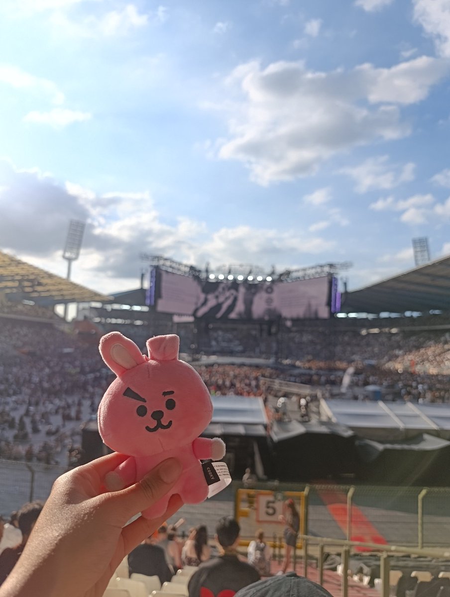 muv_mikrokosmos's tweet photo. Questi 2 giorni di concerto sono stati un tour de force, non ci siamo fermate un attimo, abbiamo mangiato e dormito poco e male ma ci siamo riempite di bellissimi ricordi! Porterò per sempre con me queste giornate💜 Grazie a tutte e specialmente a @jinridescence @le_4nn e Temugen https://t.co/i5MIWQHlJw