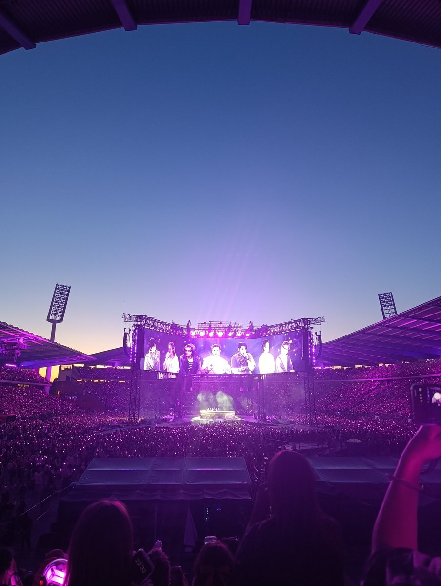 muv_mikrokosmos's tweet photo. Questi 2 giorni di concerto sono stati un tour de force, non ci siamo fermate un attimo, abbiamo mangiato e dormito poco e male ma ci siamo riempite di bellissimi ricordi! Porterò per sempre con me queste giornate💜 Grazie a tutte e specialmente a @jinridescence @le_4nn e Temugen https://t.co/i5MIWQHlJw
