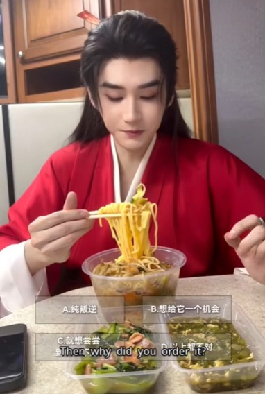 WangDuoHearts's tweet photo. Weibo Update by Wang Duo Studio: The noodle-slurping man is back! 🍜 Corn and whole-grain noodles can also be a feast! 👍

#WangDuobeingDuo  knew the food wasn't good but ordered it anyway so he would eat less. 😂

#凤不栖 #YuZixi #WangDuo #汪铎 #Tonyddd https://t.co/XTzo7uOd3r