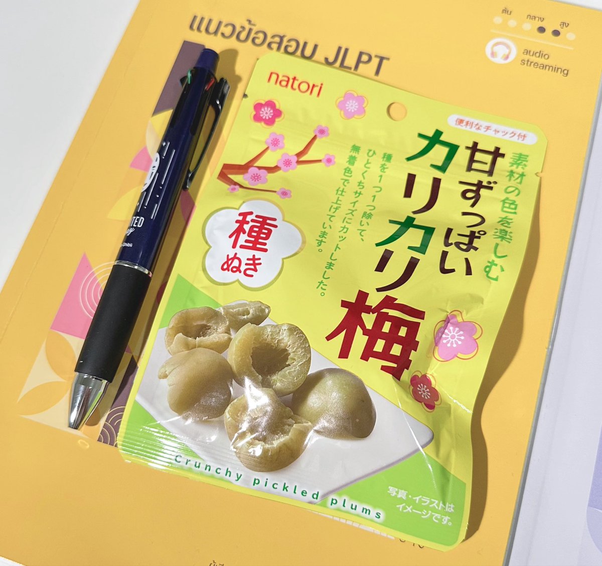 shio520__'s tweet photo. 7月3日
💚 Study with カリカリ梅
📙 แนวข้อสอบ JLPT N2
* はじめての日本語能力試験 合格模試 N2
タイ語版
📝 Completed: ชุดที่ 1

ไม่ใช่เวลาทำโจทย์ละค่ะ ยิ่งทำยิ่งหดหู่ถึงจะเตรียมใจแล้วก็ตาม😂

ขนมเสริมดวงวันนี้อินสปายจากท่านอุเอสึกิ เคนชิน ว่ากันว่าท่านชอบดื่มเหล้าแกล้มอุเมะโบชิ🙏 https://t.co/HEXZzgZtMc