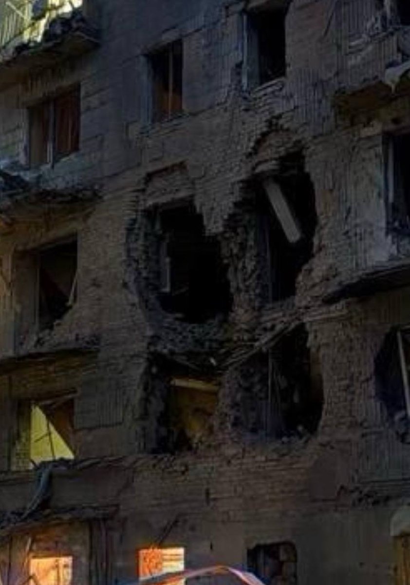 pogrebeckij's tweet photo. Майже в центрі Сум влучання КАБ по житловій багатоповерхівці, троє загиблих станом на 22:45, багато поранених.
В епіцентрі удару – багатоповерхівка, магазин і дорога. На місці було багато людей. Діти.
Поранених транспортують до лікарень. У важкому стані 13-річна дитина. Медики надають усю необхідну допомогу постраждалим