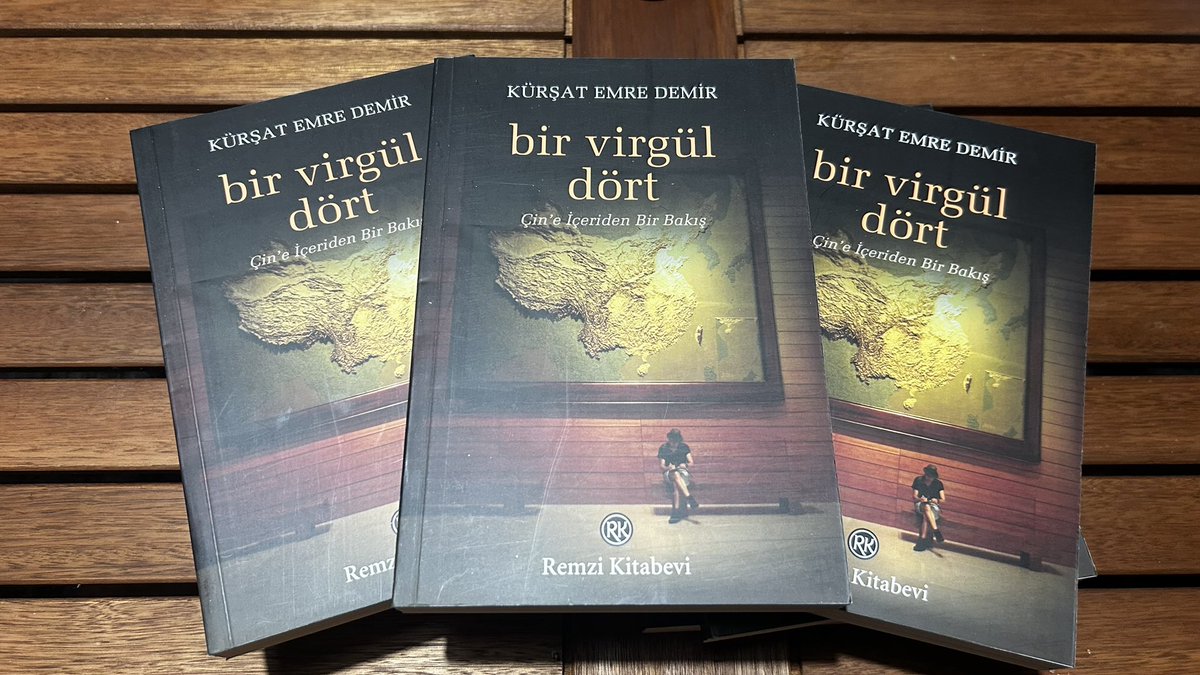 emredem's tweet photo. “Bir Virgül Dört” çıktı, şimdi okurunu bekliyor.

Çin’deki yaşantımdan, seyahatlerimden, sohbetlerimden, Çin üzerine okumalarımdan süzülüp gelen bir kitap bu. 

Bu kitap, “İşte gerçek Çin bu” demektense, bu ülkeye ve halkına dair sahici bir merak uyandırma amacı taşıyor. 

Kitabı en başından beri sahiplenen ve sizlere ulaşmasını sağlayan @remzi_kitabevi’ne teşekkürler!

Sipariş için:
https://t.co/Vz95rZq14G