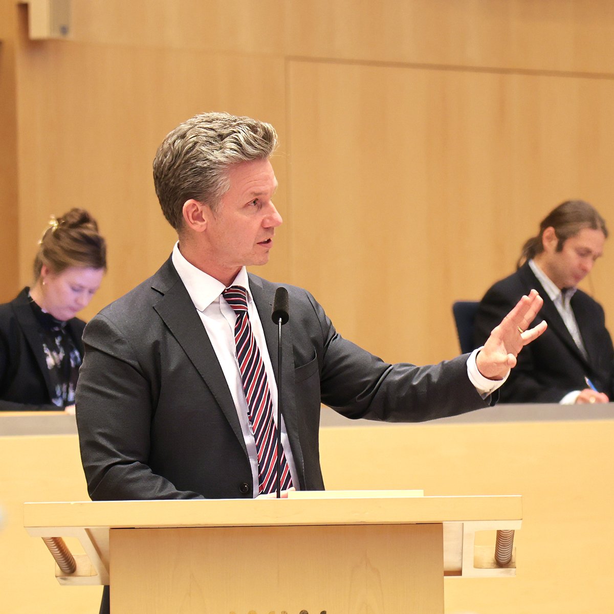 Spesam's tweet photo. Jag vill inte byta försvarsminister i höst. Jag vill ha kvar Pål Jonson (M).

Sverige har på rekordtid blivit en av Natos mest pålitliga medlemmar. Det är som om vi aldrig hade varit något annat! Nu senast, när Natos utrikesministrar samlades i Helsingborg, öste USA utrikesminister beröm över Sverige, trots att USA annars alltid skäller på Nato.
Sverige har också på kort tid lyckats säkra helt otroliga kontrakt för svensk försvarsindustri. Större än vad man hade kunnat räkna med. Gripen till Ukraina, ubåtar till Polen och signalspaningsflyget Global Eye till Nato, Kanada och Frankrike. Detta säkrar svensk försvarsindustri för flera decennier framöver.

Personligen har jag flera gånger varit med på föredragningar som Pål har hållit i egenskap av försvarsminister, och det är sällan en minister på ett så lugnt och säkert sätt hanterar sakfrågorna. Pål är förvisso doktor i just krigsvetenskap, men det är inte alltid ämnesexperter förstår vad politiskt arbete innebär. Pål fixar både och.

Jag vill inte byta försvarsminister i höst, för jag vill ha just den här typen av politiker på den här posten. Jag vill inte ha någon som är beroende av att en sakkunnig sätter ett papper i händerna på honom så fort han ska tala.

Socialdemokraterna, som gör anspråk på att få leda regeringen efter valet, kommer sannolikt att sätta in Peter Hultqvist på posten igen. Han är alltjämt deras försvarspolitiske talesperson. Ni får själva bedöma om ni tror att Hultqvist är det bättre alternativet.

Oavsett hur det går i valet vet vi inte vilka partier som får vilka ministerposter. Vill man att Pål ska fortsätta på sin post är det bästa sättet att visa det att rösta på hans parti.