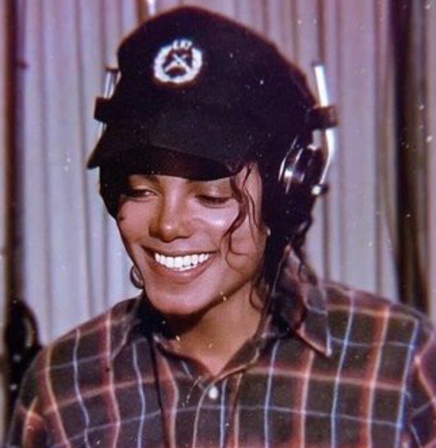thepeoplevsmj's tweet photo. "Tu défends Michael Jackson parce que tu penses qu'il était un enfant dans sa tête, quelle naïveté".

Non il n'était pas vraiment un "enfant dans sa tête" et à la limite on s'en fout. Il y a juste des faits sur son innocence. https://t.co/yigsbUrHVZ
