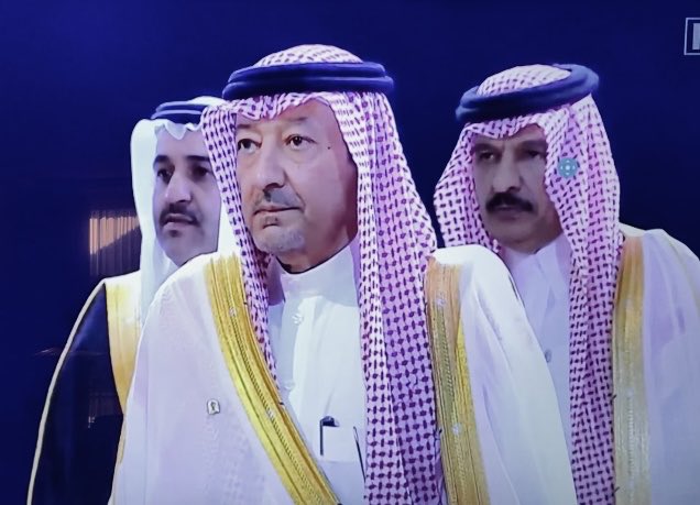 abdulslam2017's tweet photo. 🚨 بينما تحزن #إيران 🇮🇷  على رحيل مرشدها، هناك من يحزن أكثر منها.

ليس حزناً على #خامنئي، بل حزناً على أنفسهم. على رهاناتهم التي باءت بالفشل. على أوهامهم التي تبخرت. هؤلاء الذين أوهمهم #نتنياهو بأنهم سيدخلون #طهران فاتحين، يقفون اليوم يبكون. يصرخون. يحاولون يائسين الإساءة إلى الوفود المشاركة... 

لماذا؟ لأنهم يرون الوفود التي حذرت ورفضت الحرب على إيران تصل طهران كإجراء دبلوماسي لتقديم العزاء  وعلى رأس الوفود الوفد سعودي 🇸🇦. والباكستاني 🇵🇰. والقطري 🇶🇦. والعماني 🇴🇲. والتركي 🇹🇷. والروسي 🇷🇺. والصيني 🇨🇳. وكذلك وفود بقية دول العالم التي  تشارك في جنازة المرشد الإيراني. بينما هم... خارج المشهد. خارج التغطية. خارج التاريخ غارقين في وهم نتنياهو... 

حزن إيران 🇮🇷 على قائدها مفهوم. إنه حزن على رجل. على حقبة. على رمز. وإيران باقية. ستستمر. ستتجاوز. 
أما حزن هؤلاء، فهو حزن من نوع آخر. ليس حزناً على من رحل، بل حزناً على من بقوا هم في سلة مهملات التاريخ. راهنوا على حرب ففشلت. 
راهنوا على التطبيع فتبخر. راهنوا على دخول طهران فاتحين، فانتهى بهم الحال خارج جنازتها. 
هذا هو الفرق بين من يرحل ويبقى أثره، ومن يبقى بلا أثر. 
التاريخ لا يرحم من يراهن على الوهم. 🦅