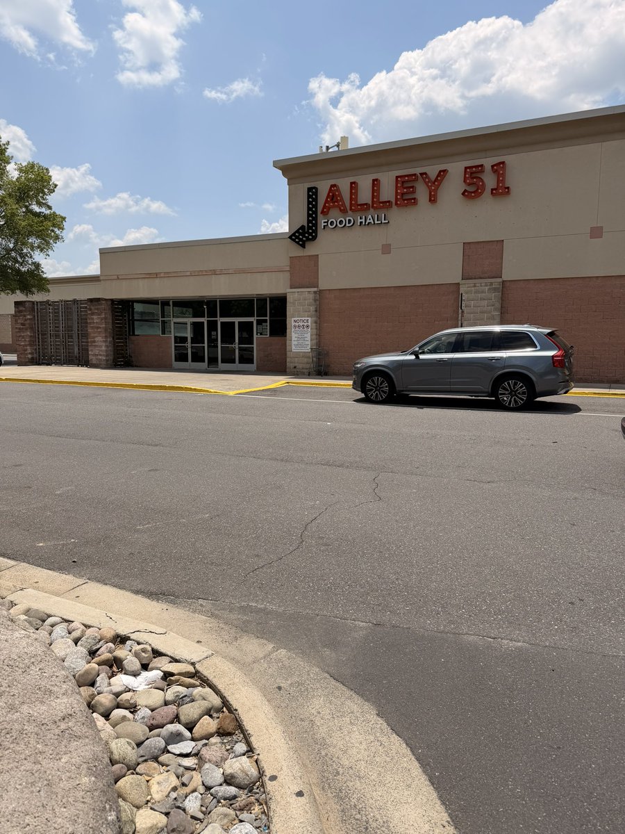 lasheikcalhoun's tweet photo. Trying out Alley 51 which is an Asian food hall. It’s attached to Super G international market. I decided to try some Thai food at Railay Thai Express #alley51foodhall #asianfoodhall #thaicuisine #pinevillenc #internationalfood https://t.co/dVwgiRzabE
