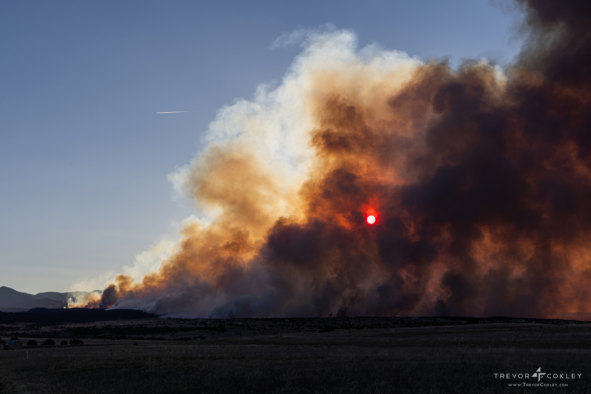 NorthernChase's tweet photo. The Aspen Acres fire as seen from Colorado City, Colorado yesterday.  

#cofire #cowx #colorado #aspenacres #aspenacresfire #pueblo #wildfire https://t.co/NkqJguOQyW