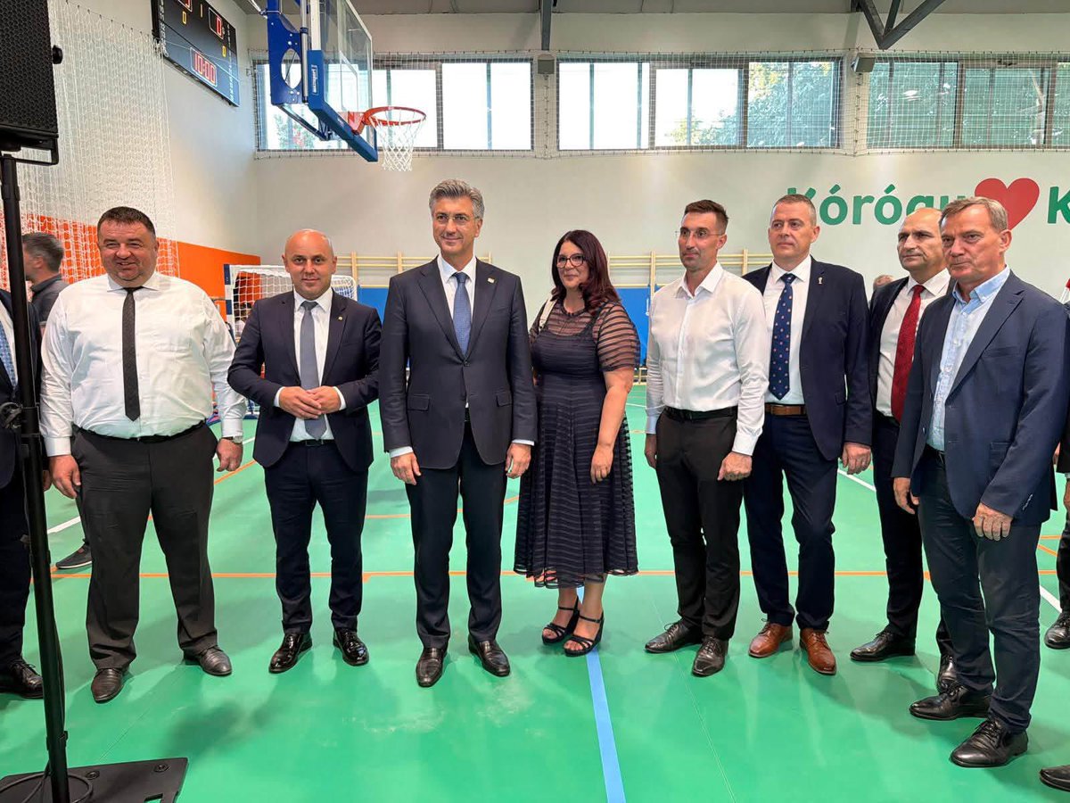 ivan_bosancic's tweet photo. Veliki dan za Korođ i VSŽ🇭🇷🇭🇺 Uz premijera @AndrejPlenkovic, mađarskog ministra Tarra, zastupnika Jankovicsa i udruge, otvorili smo novu dvoranu OŠ Korog vrijednu 2,5 mil.€.
Ovo je ogledni primjer uspješne međudržavne suradnje s Mađarskom pod egidom @VladaRH 

#vsž #obrazovanje https://t.co/co2NFTJ6F4
