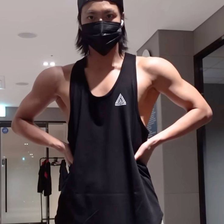 HwaHalaziaa's tweet photo. I feel a certain type of INSANITY whenever i see his biceps so prominent 😵‍💫 https://t.co/zRddPEirAs
