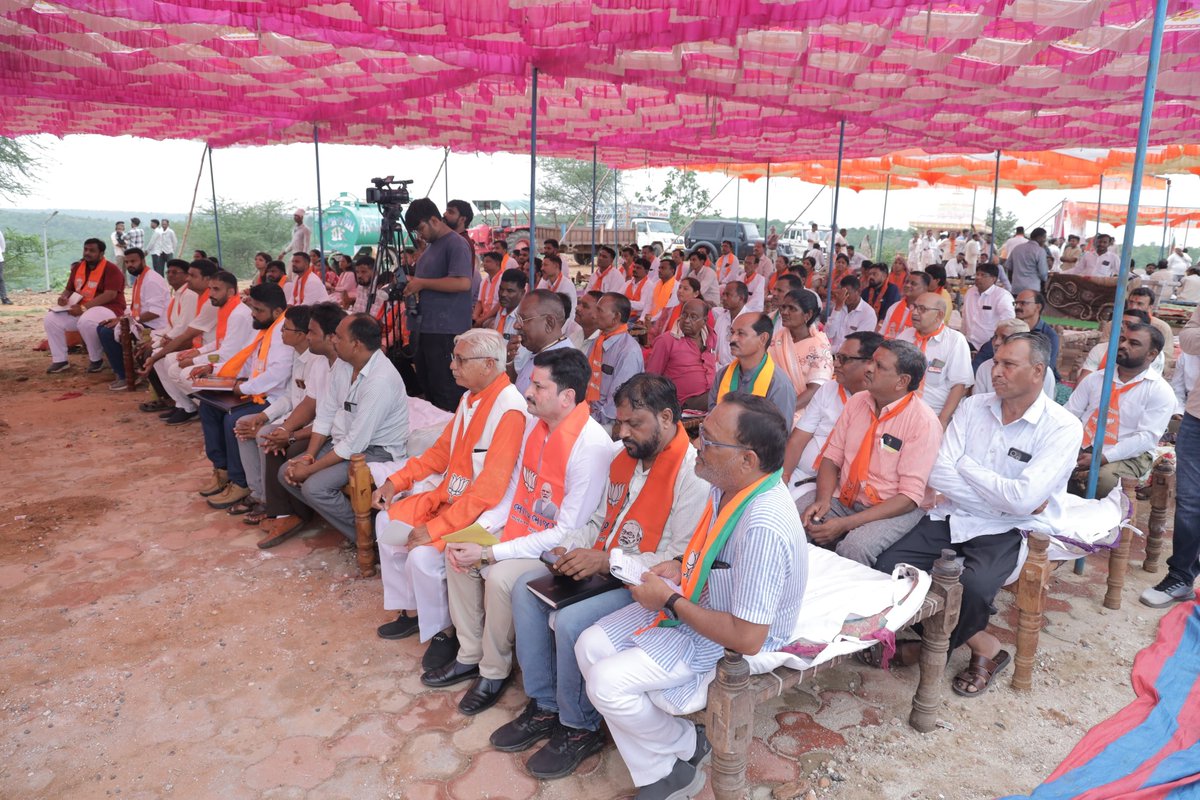 rajpalsinh_bjp's tweet photo. પ્રદેશ અધ્યક્ષ શ્રી @iJagdishBJP જીની અધ્યક્ષતામાં આજે પંચમહાલ જિલ્લાની 'મોરચા સંયુક્ત બેઠક' યોજાઈ જેમાં માનનીય પ્રદેશ અધ્યક્ષશ્રીએ વિવિધ સંગઠનાત્મક વિષયો પર સ��ને માર્ગદર્શન આપ્યું.

#One_Day_One_Assembly https://t.co/Vd5IpMaY1r