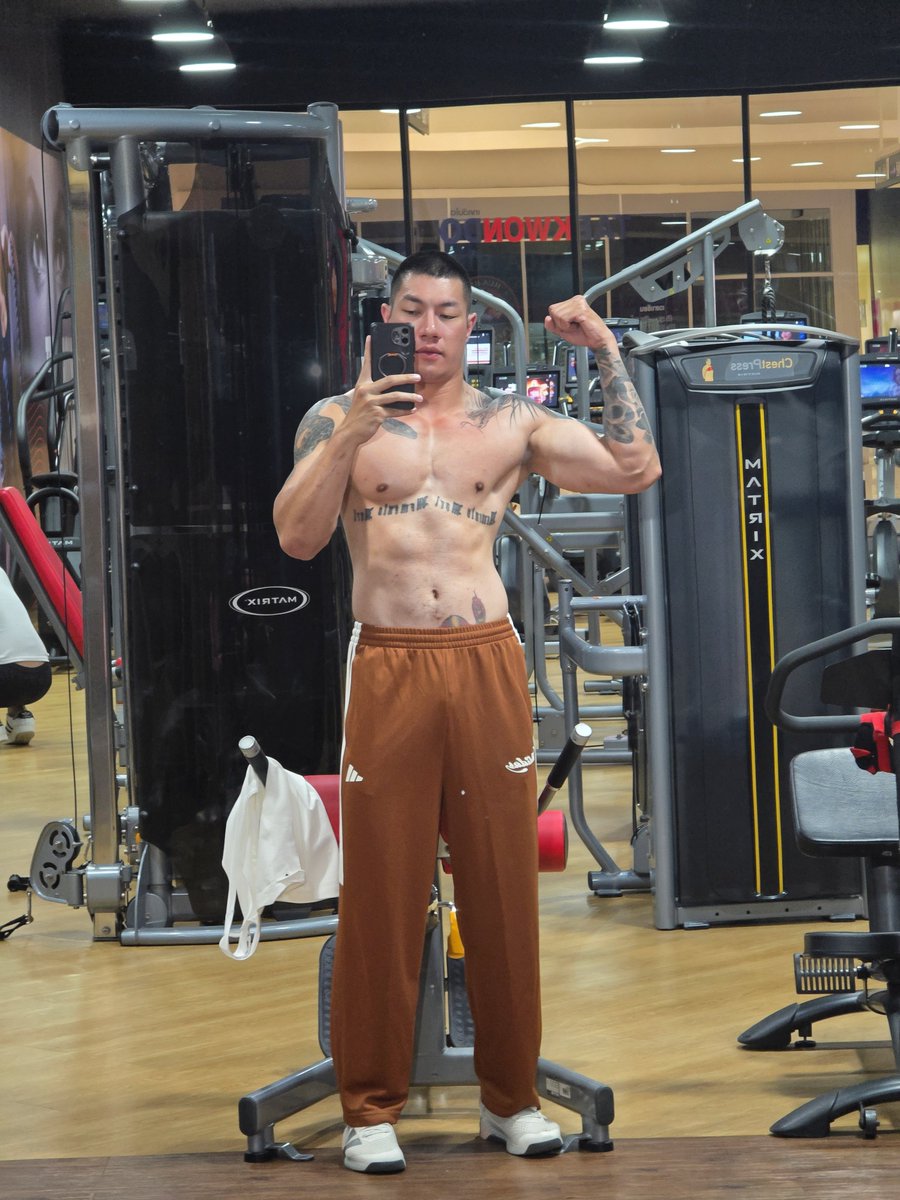 Seankingz3's tweet photo. Night Gym https://t.co/qxtHzpCHDE