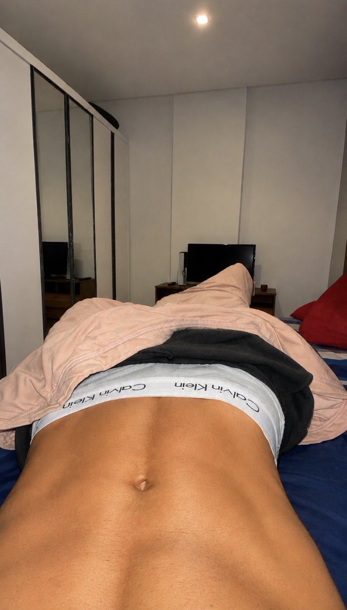 rafagauchoo's tweet photo. Tá um gelo lá fora… mas aqui no meu quarto o clima é bem diferente. 🔥 

Hoje ainda tenho horários disponíveis. Em Porto Alegre até domingo. Segunda eu viajo. https://t.co/UfRqMEldqK