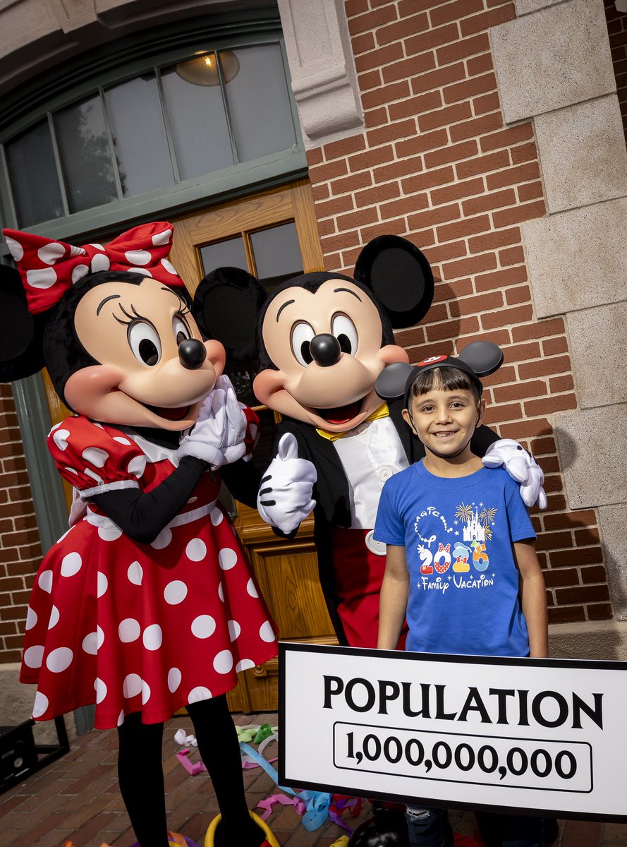 DrewDisneyDude's tweet photo. NEW: Disneyland Resort has welcomed its one billionth guest on the eve of America’s 250th birthday!

Mickey and Minnie surprised 8-year-old Andres and his parents after they entered the gates of Disneyland Park this morning. https://t.co/LZzVneEukU