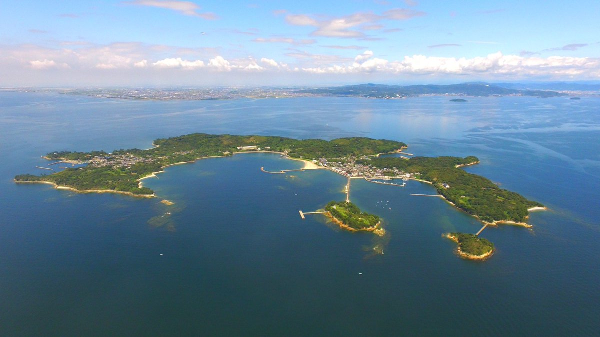 KATSUTAshikyo1's tweet photo. 佐久島（さくしま）
三河湾に浮かぶ離島。行政上は愛知県西尾市に属し、全域が三河湾国定公園に含まれる。2020年（令和2年）4月1日時点の人口は196人であり、そのうち高齢者数は108人で高齢化率は約55%である。古くは作島、析島とも、佐古島、左近之島とも記した。日間賀島、篠島と合わせて「三河湾三島」または「愛知三島」などと呼ばれる。
所在地∶日本・愛知県西尾市
所在海域∶三河湾
所属諸島∶愛知三島
座標∶北緯34度43分45秒　
   東経137度2分30秒
面積∶1.81km²
海岸線長∶11.8km
最高標高∶38.0m
○ 位置
西尾市一色地区から南に約8kmの距離にあり、三河湾のほぼ中央に位置する。面積は1.81km²であり、三河湾の離島中最大である。西三河南西部（西尾市一色地区）、知多半島（知多郡南知多町）、渥美半島（田原市）との距離がそれぞれ10km以内であり、地理的な距離の近さに加えて本土との生活交流が活発であるため、国土交通省による離島分類では内海本土近接型離島にあたる。
○ 近代から現代
佐久島村廃止∶1954年8月1日　
廃止理由∶編入合併
佐久島村→一色町
現在の自治体∶西尾市
廃止時点の面積∶1.71km²
廃止時点の人口∶1551人