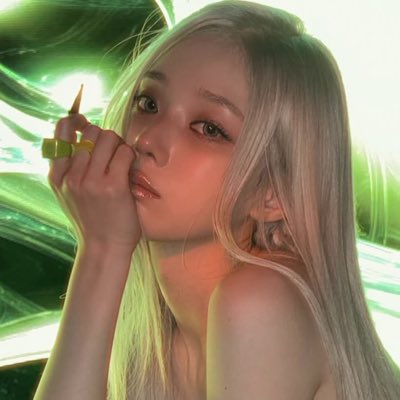 yu_8yy's tweet photo. Hayatımda başarılı olmak için artık ben de koreli kız idol ppsi yaptım !!!! #YeniProfilResmi https://t.co/E20pZJMyAG