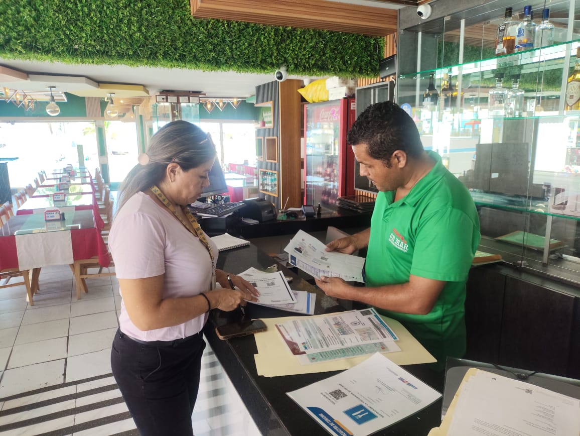 TurismoEc's tweet photo. En Manta, continuamos fortaleciendo la actividad turística mediante la gestión de trámites de Registro de Turismo en el sistema SITURIN, verificando que los establecimientos de alimentos y bebidas cumplan con la normativa vigente y los requisitos necesarios para su funcionamiento https://t.co/V8KgcaEHXI