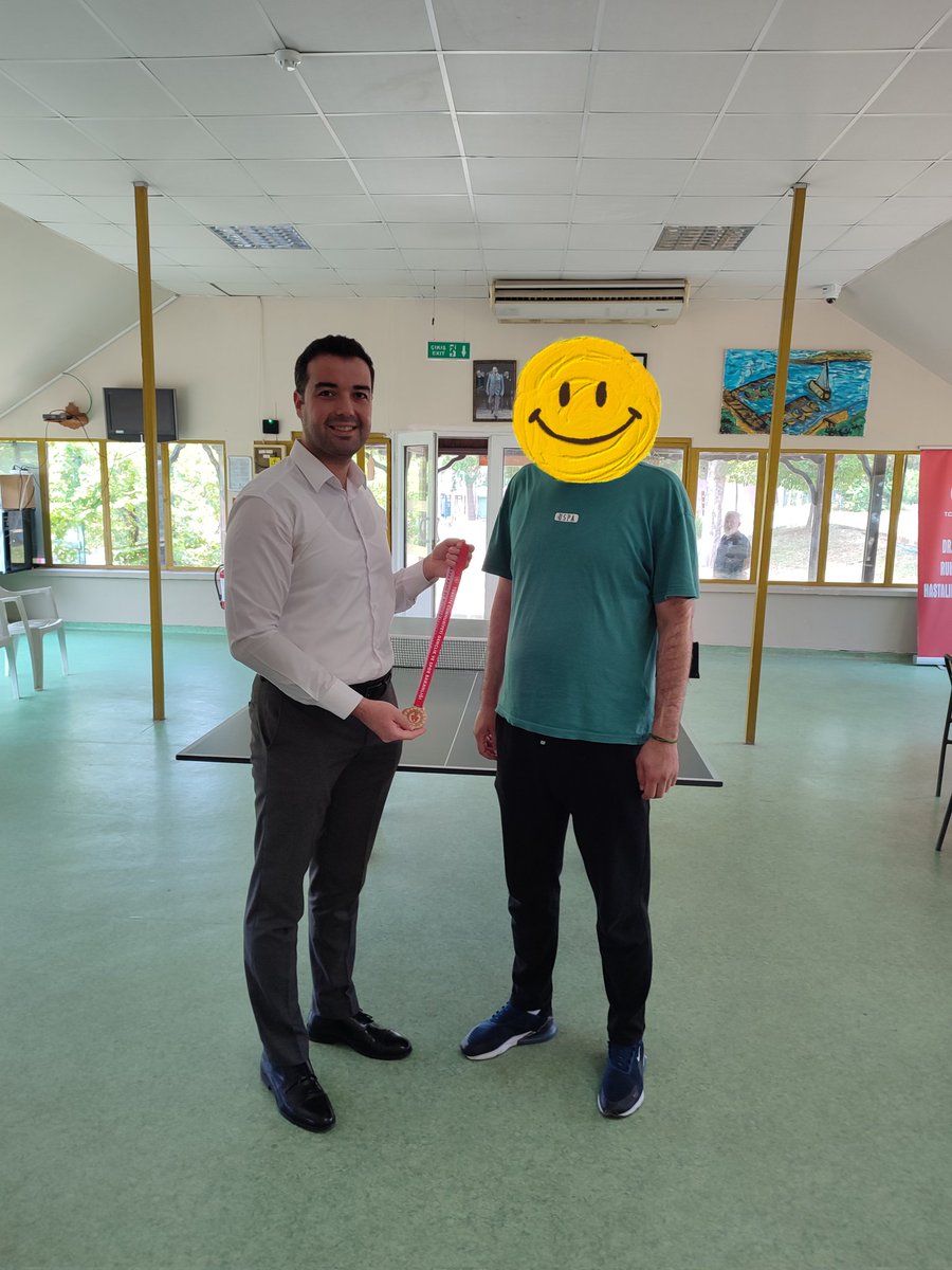 GencBirlik01's tweet photo. @birlikvakfi1 @GencBirlik #Adana Dr. Ekrem Tok Ruh Sağlığı ve Hastalıkları Hastanesi AMATEM'de madde bağımlılığı tedavisi gören gençlerle sosyal sorumluluk projesi kapsamında masa tenisi turnuvası düzenleyerek dereceye girenlere madalyalarını takdim ettik. https://t.co/WJztiTApPN