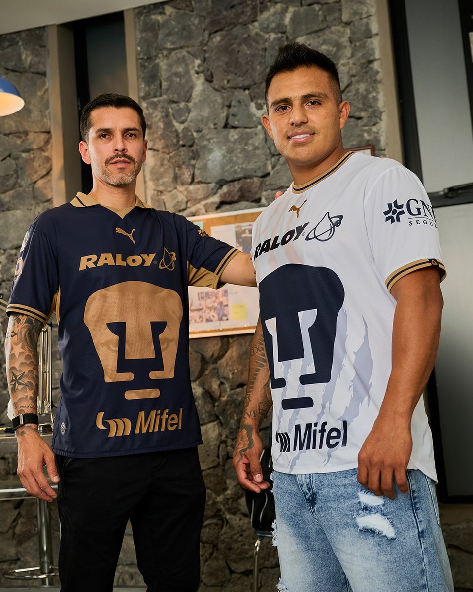 EleteTSC's tweet photo. 🇲🇽🔵⚪️ Pumas (@PumasMX) vuelve a vestir @PUMAmexico, y estas son sus camisetas 2026/27.

Titular azul y oro con gráfico integrado al rostro de puma. La suplente es blanca con vivos auriazules y gráficos de zarpazo. El equipo femenino recibe modelos exclusivos. https://t.co/lw3JmZJyat