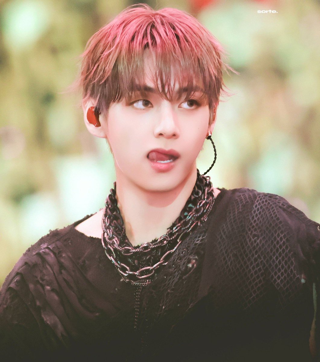 catberrykv's tweet photo. this pic is so brat omega https://t.co/15NmMI5qC1