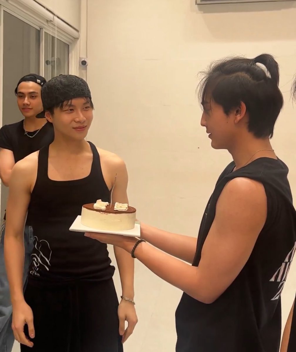 aaprug's tweet photo. ถ้าตลอดกาลมีจริง ตำแหน่งถือเค้กให้จั๋งก็ต้องเป็นพี่ฮ้าทอยู่แล้ววว 

#HEARTchuthiwat 
#JUNGT
#HappyJUNGTDay https://t.co/ZV1LWCt8rs