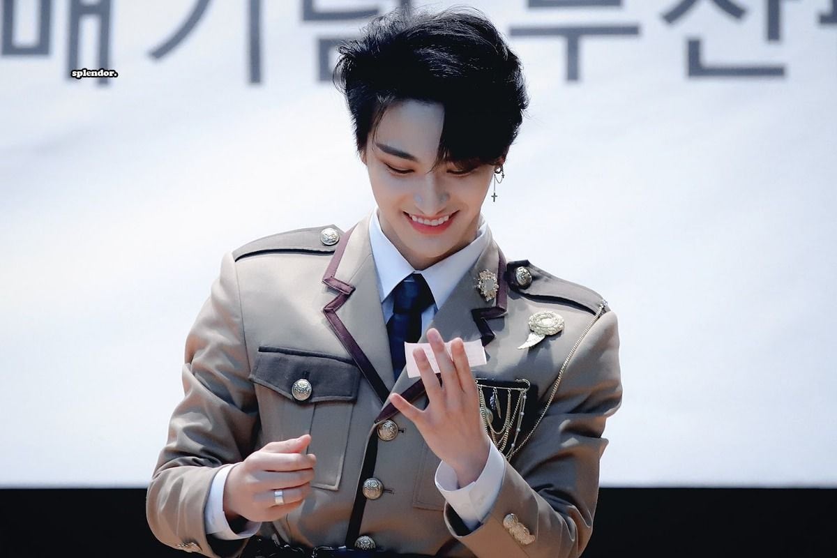 muhly0403's tweet photo. 이거 아는사람
팬싸에서 휀걸이 떨어트린 쪽지 읽고 웃는거 https://t.co/xXJXSYCNdi