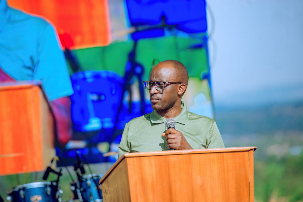 harerimana_tito's tweet photo. Ijambo ry’Umuyobozi w'Akarere ka @NyagatareDistr Kakooza Henry yagize ati: 

“Turashimira Inkotanyi zitanze zikabohora u Rwanda, tukaba turi aha twishimira ibyiza dukesha imiyoborere myiza, dukesha Perezida wa Repubulika, Nyakubahwa Paul Kagame wanayoboye urugamba rwo kubohora u Rwanda. Hari byinshi tumaze kugeraho muri Nyagatare birimo, ibirometero bisaba 200 by'imihanda ya Kaburimbo, amashuri, amavuriro n’ibindi”.

Yakomeje agira ati “Mu rwego rwo kugeza amazi meza ku baturage bacu, muri uyu mwaka twungutse umuyoboro wa Ngoma uturuka mu Karere ka Gicumbi ukaduhuza na Kiyombe. Guhera mu kwezi kwa 8 kandi tuzunguka indi miyoboro ituruka ku Muvumba ikazadufasha gukemura ikabazo cy'ibura ry'amazi. Mu kugeza amashanyarazi ku baturage, uyu mwaka hari umushinga wadufashije gucanira ingo 11,000. Hari indi mishinga 2 nayo igiye gutangira, ikazasiga ingo zose ndetse no mu mafamu abaturage bafite umuriro.”

#NyagatareLiberationTour2026
