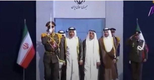 Nesafi's tweet photo. هل ينطبق علينا المثل القائل
"نبكي مع الذئب ونأكل مع الراعي،،،!

مشاركة العزاء بين الدول المتصارعة تحمل دلالات دبلوماسية وسياسية وإنسانية، ولا تعني بالضرورة انتهاء الخلافات أو حدوث تقارب كبير.ولعل من أبرز مدلولاتها:
1-التمييز بين الخلاف السياسي والبعد الإنساني,فالدول قد تتنافس أو تتخاصم، لكنها تحافظ على قدر من الأعراف الدبلوماسية التي تقتضي تقديم التعازي عند وفاة قائد أو وقوع كارثة أو حادث كبير.
2-الإبقاء على قنوات التواصل,
فإرسال وفد رسمي أو برقية تعزية قد يكون مؤشراً إلى أن قنوات الاتصال لم تُغلق بالكامل،وهو ما قد يسهّل الحوار مستقبلاً.
3-إرسال رسائل تهدئة,في بعض الحالات،تكون التعزية رسالة ضمنية بأن الدولة لا ترغب في المزيد من التصعيد،حتى مع استمرار الخلافات.
4-احترام الأعراف الدولية،حيث يشجع البروتوكول الدبلوماسي على تبادل التعازي بين الدول، لأن ذلك يعكس احتراماً للدولة وشعبها،وليس بالضرورة تأييداً لسياساتها.
5-اختبار فرص التقارب,أحياناً تستغل الدول مناسبات العزاء لإجراء لقاءات جانبية بين المسؤولين،وقد تكون بداية لمسار تفاوضي إذا توافرت الإرادة السياسية.
إلا أنه يجب الحذر من المبالغة في تفسير هذه المشاركات،فالتاريخ مليء بأمثلة لدول تبادلت التعازي بينما استمرت خلافاتها أو حتى نزاعاتها المسلحة.لذلك فإن مشاركة العزاء تُعد مؤشراً على الحفاظ على الحد الأدنى من اللياقة الدبلوماسية،لكنها ليست دليلاً بحد ذاتها على المصالحة أو تغير السياسات.
ففي العلاقات ال��ولية، التعزية لغة احترام، وليست بالضرورة لغة اتفاق. فهي قد تفتح نافذة للحوار، لكنها لا تعني أن أسباب الصراع قد زالت أو أن المصالحة أصبحت وشيكه،،،
إسقاط هذا كله على واقعنا الخليجي،تبرز أمامنا عده معطيات وهي:
1-سعت دول الخليج منذ بدايه الأزمه على إبقاء نفسها،خارج دائره الصراع مع طهران،رغم إعتبار الأخيره لها طرفاً في الن��اع بسبب وجود قواعد أميركيه فيها،الأمر الذي دفعتها لان تكون هدفاً مشروعاً للإعتداءات الإيرانيه،في الوقت الذي تمنعت فيه دول الخليج عن التورط في زجها بهذه الحرب.
2-بخلاف ما يصدر من بيانات،إلا أن مواقف دول الخليج شهدت تبايناً واضحاً،سيما فيما يتعلق بترتيباتها الأمنيه لحمايه أمنها وإستقراها.
3-فقدان دول الخليج،لثقتها بنوايا الاداره الأميركيه في حربها مع إيران،سيما ترتيباتها الأمنيه بشأن مضيق هرمز،والتي من الواضح،لا زالت دول خليجيه تعاني من تهميشاً متعمدا لها.
4-نوايا إسرائيل التي لا تراعي المصالح الخليجيه،بل وتسعى لتفتيت دول مجلس التعاون،في إطار إستراتيجيه إسرائيليه منذ نشأه هذه الأخيره في المنطقه.
5-ولعل من أهم دلالات مشاركه بعض الوفود الخليجيه لجنازه المرشد علي خامنئي هي:
     ا-بخلاف البيانات والشعارات الرنانه،لايوجود موقف خليجي موحد في التعامل مع الملف الإيراني.
   ب-بالنسبه للإداره الأميركيه،بخلاف سلطنه عمان،تشهد مواقف بقيه الدول الخليجيه تذبذباً واضحا في التعامل مع تطورات الملف الإيراني.
   ج-الاعتراف بتغير البيئة الاستراتيجية،فبعد سنوات من التوتر،اتجهت بعض دول الخليج إلى تنويع شراكاتها الإقليمية والدولية،وهو ما يعني أن العلاقة مع واشنطن أصبحت جزءاً من شبكة أوسع من العلاقات، وليست الإطار الوحيد للسياسة الخارجيه،ولعل أفضل وصف،هي أن دول الخليج تسعى إلى تحقيق توازن بين التحالف مع الولايات المتحدة وإدارة العلاقة مع إيران بما يخدم أمنها ومصالحها الإستراتيجيه، وليس إلى استبدال شريك بآخر. وهذا يعكس اتجاهاً نحو سياسة خارجية أكثر براغماتية وتوازناً في بيئة إقليمية شديدة التعقيد.
في الختام،بات من الضروري اليوم، أن تتخذ دول الخليج موقفاً أكثر وضوحاً مع الإدارة الأميركية، وأن تحدد بجلاء طبيعة الشراكة الأمنية وحدود الالتزامات المتبادلة،حتى لا تبقى المنطقة رهينةً للتردد أو تضارب الرسائل في مرحلة تتسم بكثرة التحديات والتحولات،كما أن طهران أيضاً معنيه بدرجه الوضوح هذه وإلا ينطبق علينا المثل
"نأكل مع الذئب،ونبكي مع الراعي"