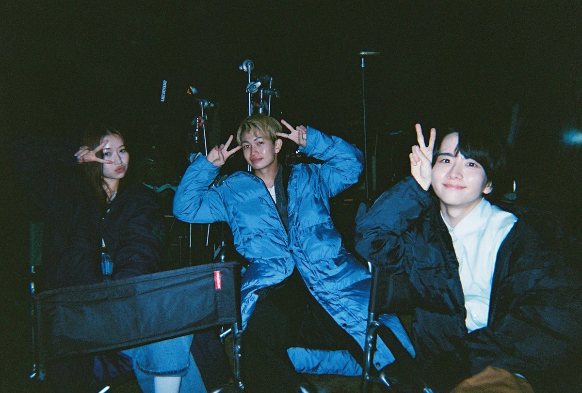 cinemalife_web's tweet photo. 『口に関するアンケート』
📸キャスト陣が撮影の合間にお互いを撮り合ったオフショット公開
💬板垣李光人、綱啓永は「“チョコのお兄さん”って感じです」

👤板垣李光人、綱啓永、吉川愛、MOMONA（ME:I）

▼記事はこちら
https://t.co/Y8v2xFrP1H

#口に関するアンケート https://t.co/07IiVY2ffK