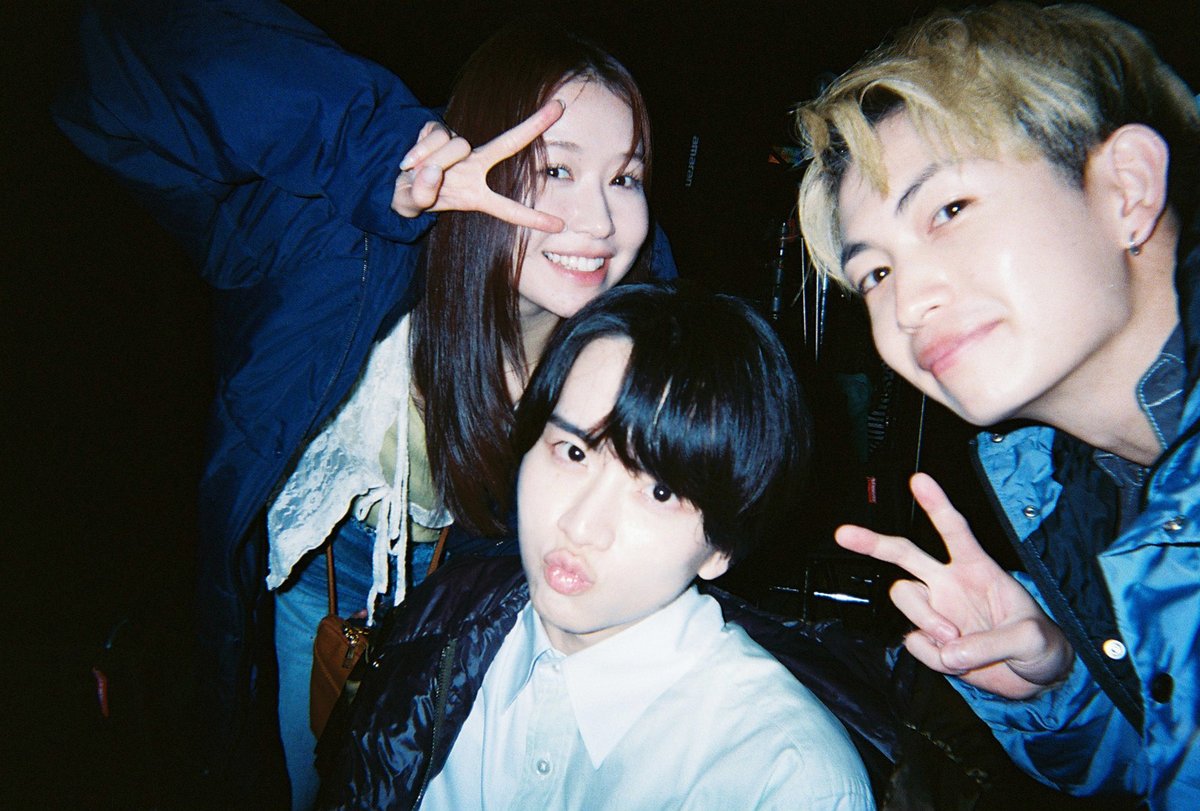 cinemalife_web's tweet photo. 『口に関するアンケート』
📸キャスト陣が撮影の合間にお互いを撮り合ったオフショット公開
💬板垣李光人、綱啓永は「“チョコのお兄さん”って感じです」

👤板垣李光人、綱啓永、吉川愛、MOMONA（ME:I）

▼記事はこちら
https://t.co/Y8v2xFrP1H

#口に関するアンケート https://t.co/07IiVY2ffK