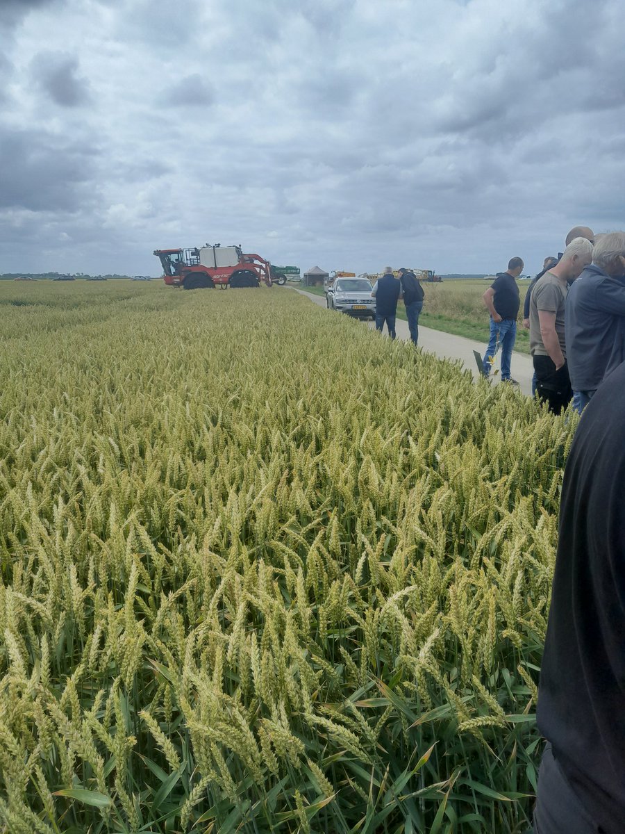 DetmerWedde's tweet photo. Mooie demo gehad van de vvb lichte grond en vvb oldambt samen bij #spna. 7 verschillende praktijkmachines met uitleg door fabrikanten. https://t.co/jqskyck05r