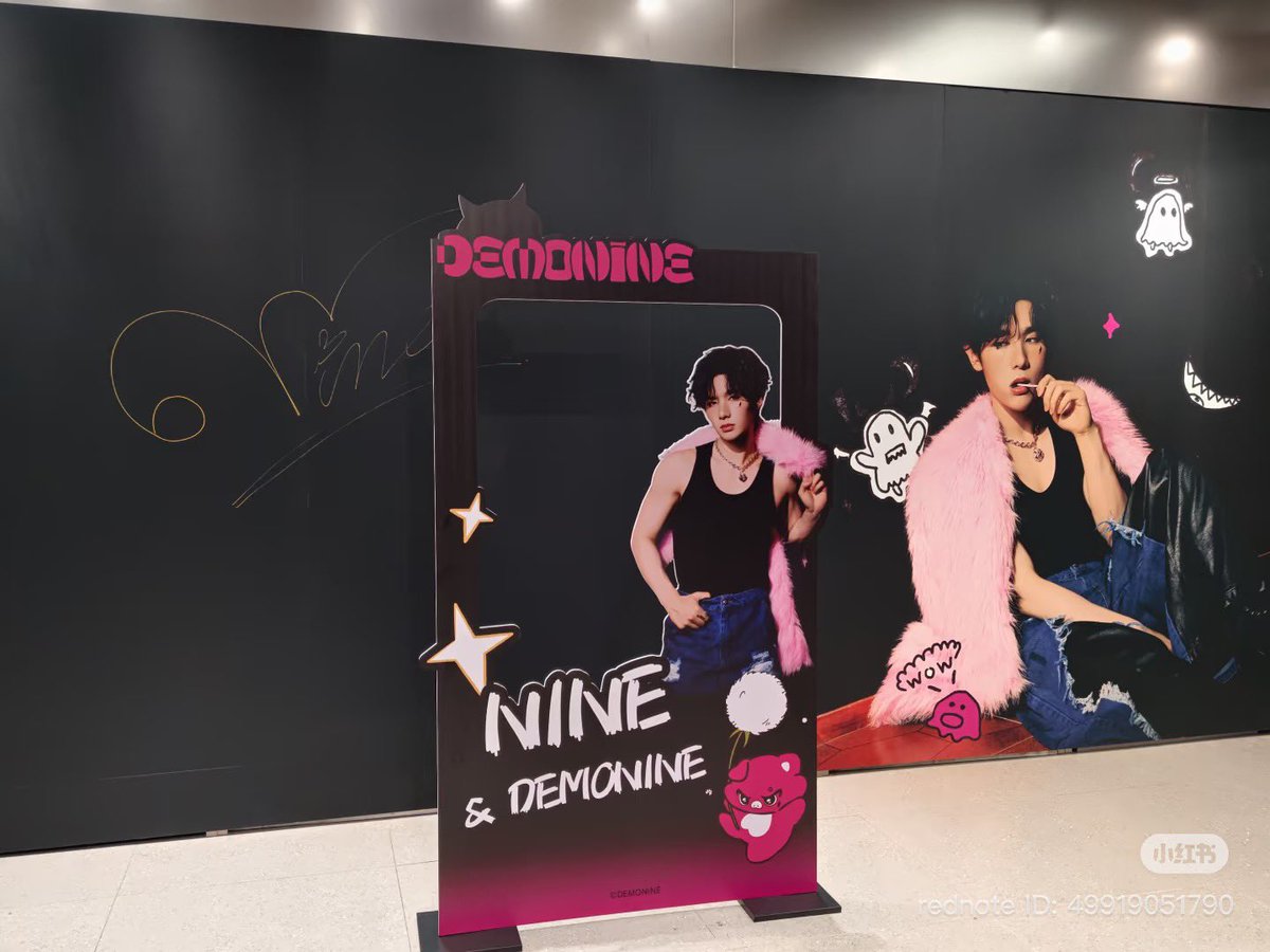 Ninnie9n's tweet photo. แบคดรอปใหญ่มาก เป็นป๊อปอัพ สโตร์ ที่น่ารักมาก อยากไปเหมากลับบ้านหมดเลยอ่ะ ตื่นเต้นอ่ะ น้องนายมีแบรนด์ของตัวเองแล้ว 🥹

#DEMONINE
#นายท่านกรชิต https://t.co/fyOHn4vIag