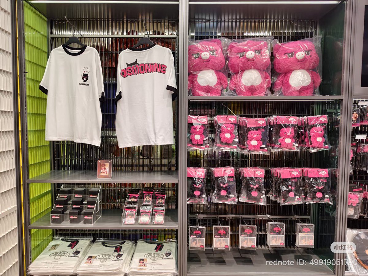 Ninnie9n's tweet photo. แบคดรอปใหญ่มาก เป็นป๊อปอัพ สโตร์ ที่น่ารักมาก อยากไปเหมากลับบ้านหมดเลยอ่ะ ตื่นเต้นอ่ะ น้องนายมีแบรนด์ของตัวเองแล้ว 🥹

#DEMONINE
#นายท่านกรชิต https://t.co/fyOHn4vIag