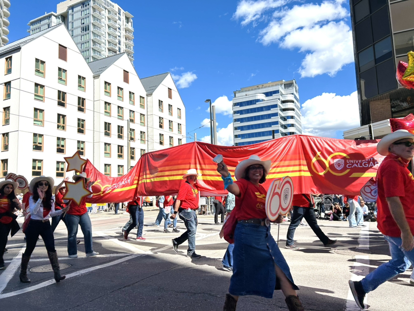 UCalgary's tweet photo. The UCalgary team brought the spirit. Rex brought the roar. 🦖

We had an incredible time kicking off Calgary Stampede Parade this morning in downtown. Thanks to everyone who came out to cheer along the route! 🤠 https://t.co/y7adablSlR