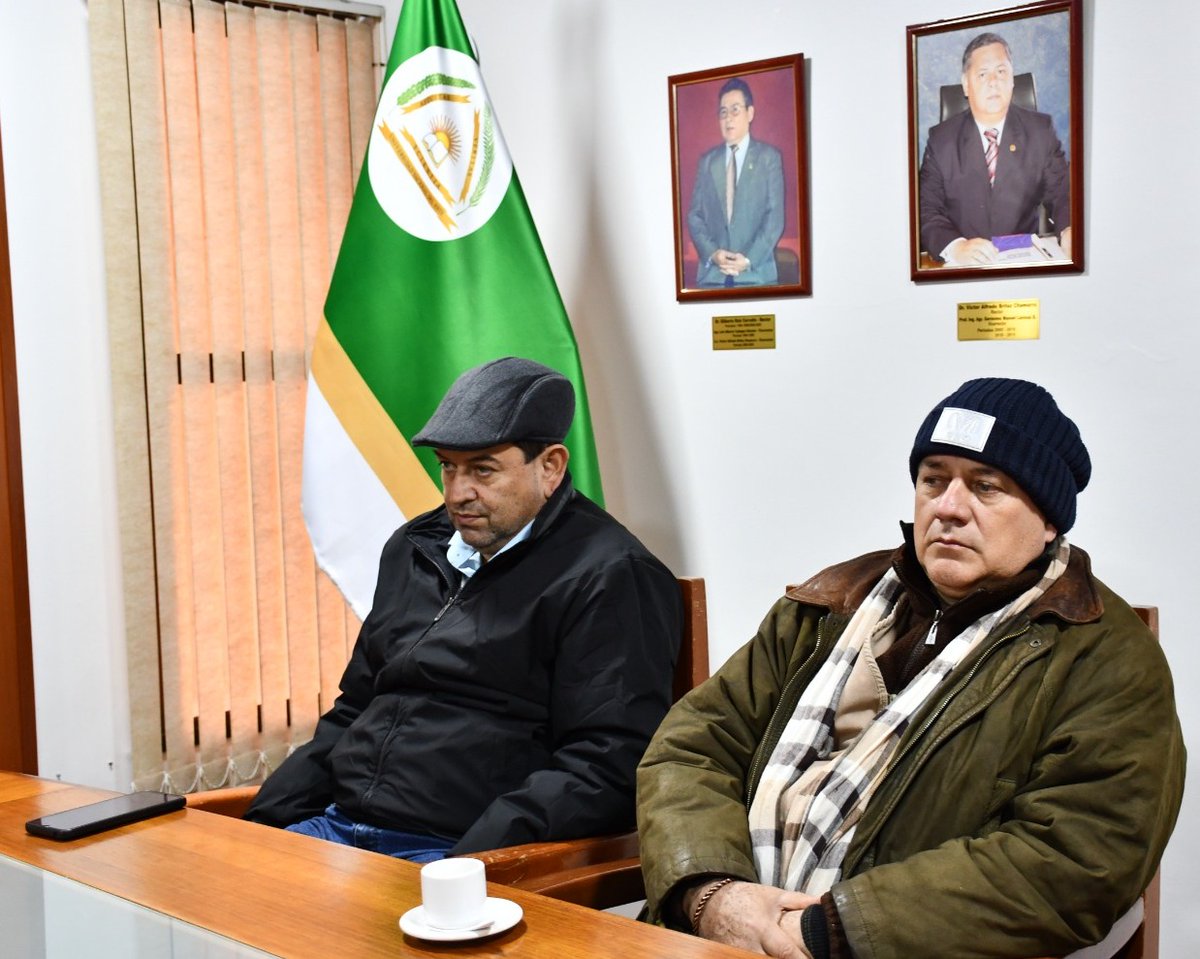 udeleste's tweet photo. El Crio. Gral. Insp. Enrique Velazquez, Jefe de la Sub-Comisaría 48 de la Policía Nacional, se reunió con el Ing. Jose Sanchez Martinez, Rector de la Universidad Nacional del Este (UNE), para coordinar acciones concretas para mejorar la seguridad. https://t.co/Aqyb3uHGvl
