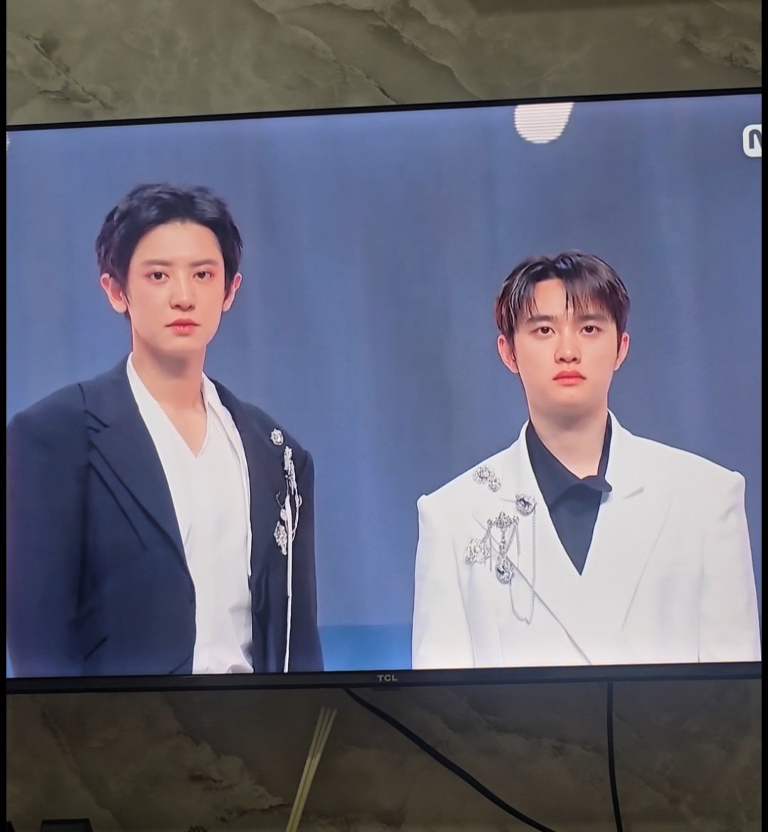 chansoodae's tweet photo. it's 1 am and i can't sleep 🤧 https://t.co/kcMoVCUGNg