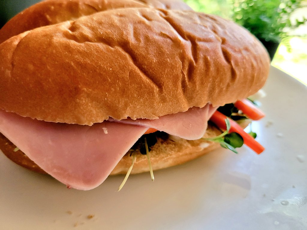 cellswordrin's tweet photo. Lunchtime 🎵 Freshly made Vietnamese Bánh mì ! 🌟💖💝 Made with Pickled Daikon & Carrots ✨ #Foodie #Foodies #lunchtime #TorontoEats #GoodAfternoon! #GoodVibes #allday #TGIF 💫 #anyday #yeschef #cook #HaveABrightDay #HappyWeekend! ꉂ🌻♪ https://t.co/3OKCuub2HC