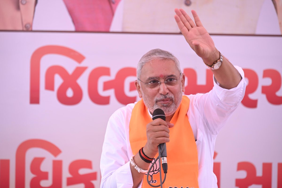 iJagdishBJP's tweet photo. આજે પંચમહાલ જિલ્લાની મોરચાની સંયુક્ત બેઠકમાં મોરચાના પ્રમુખો અને હોદ્દેદારો સાથે સંવાદ સાધ્યો તથા સંગઠનાત્મક માર્ગદર્શન આપ્યું.

#One_Day_One_Assembly https://t.co/DFXSqAXlnr