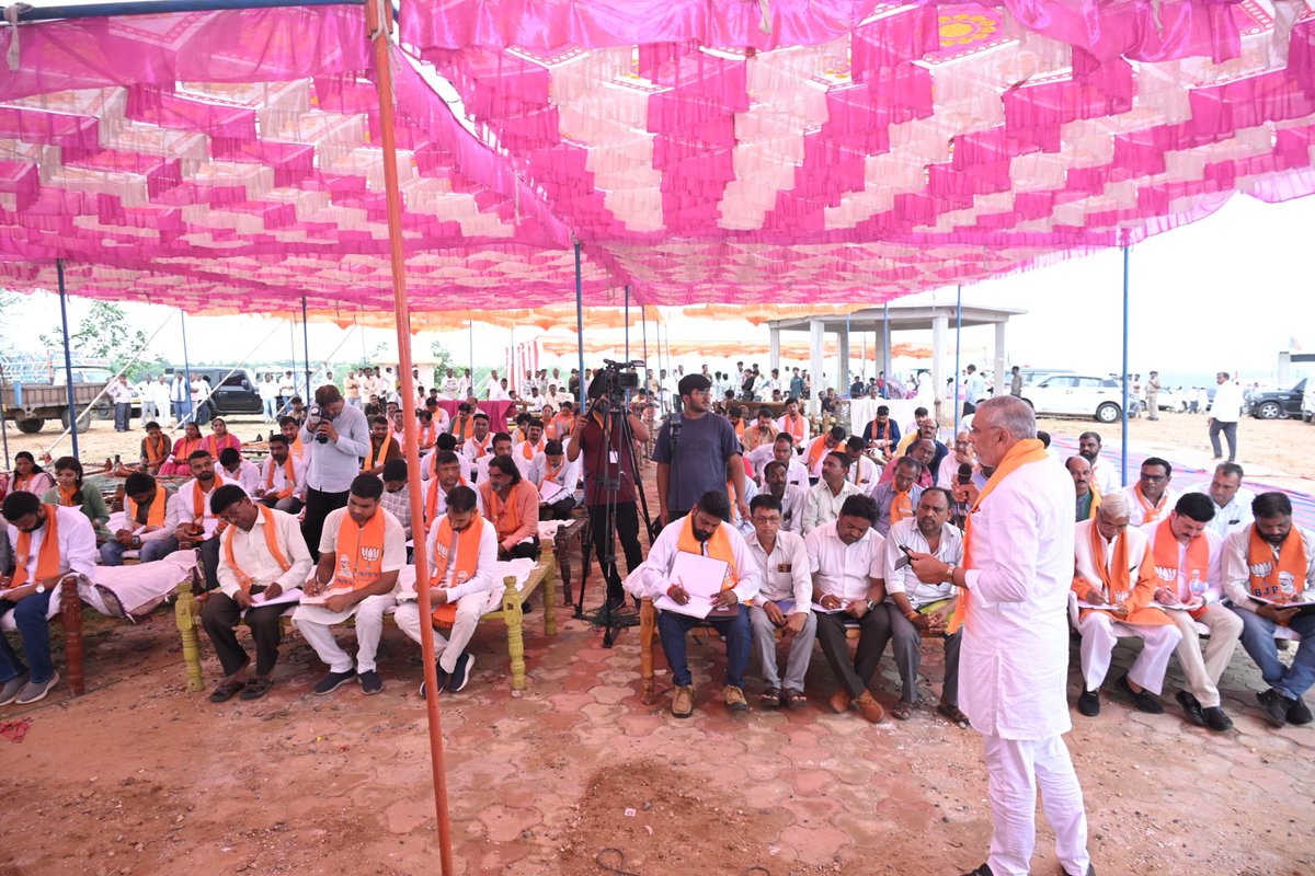 iJagdishBJP's tweet photo. આજે પંચમહાલ જિલ્લાની મોરચાની સંયુક્ત બેઠકમાં મોરચાના પ્રમુખો અને હોદ્દેદારો સાથે સંવાદ સાધ્યો તથા સંગઠનાત્મક માર્ગદર્શન આપ્યું.

#One_Day_One_Assembly https://t.co/DFXSqAXlnr