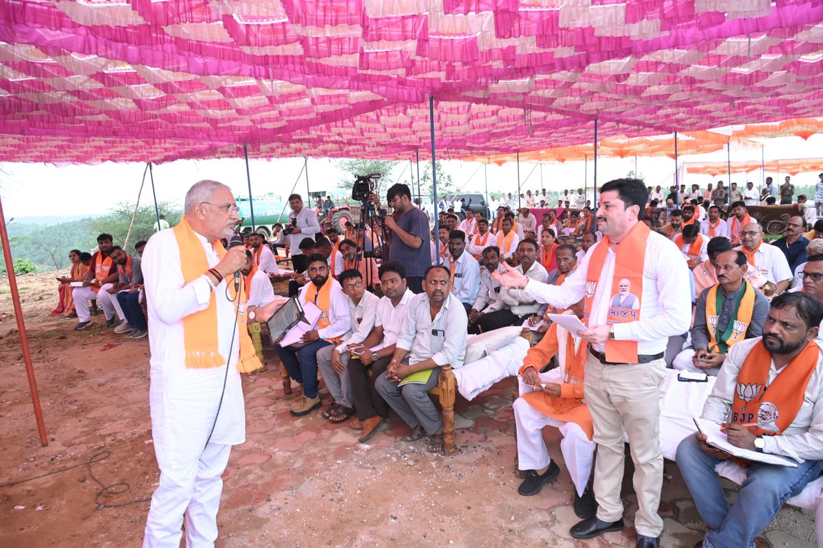 iJagdishBJP's tweet photo. આજે પંચમહાલ જિલ્લાની મોરચાની સંયુક્ત બેઠકમાં મોરચાના પ્રમુખો અને હોદ્દેદારો સાથે સંવાદ સાધ્યો તથા સંગઠનાત્મક માર્ગદર્શન આપ્યું.

#One_Day_One_Assembly https://t.co/DFXSqAXlnr