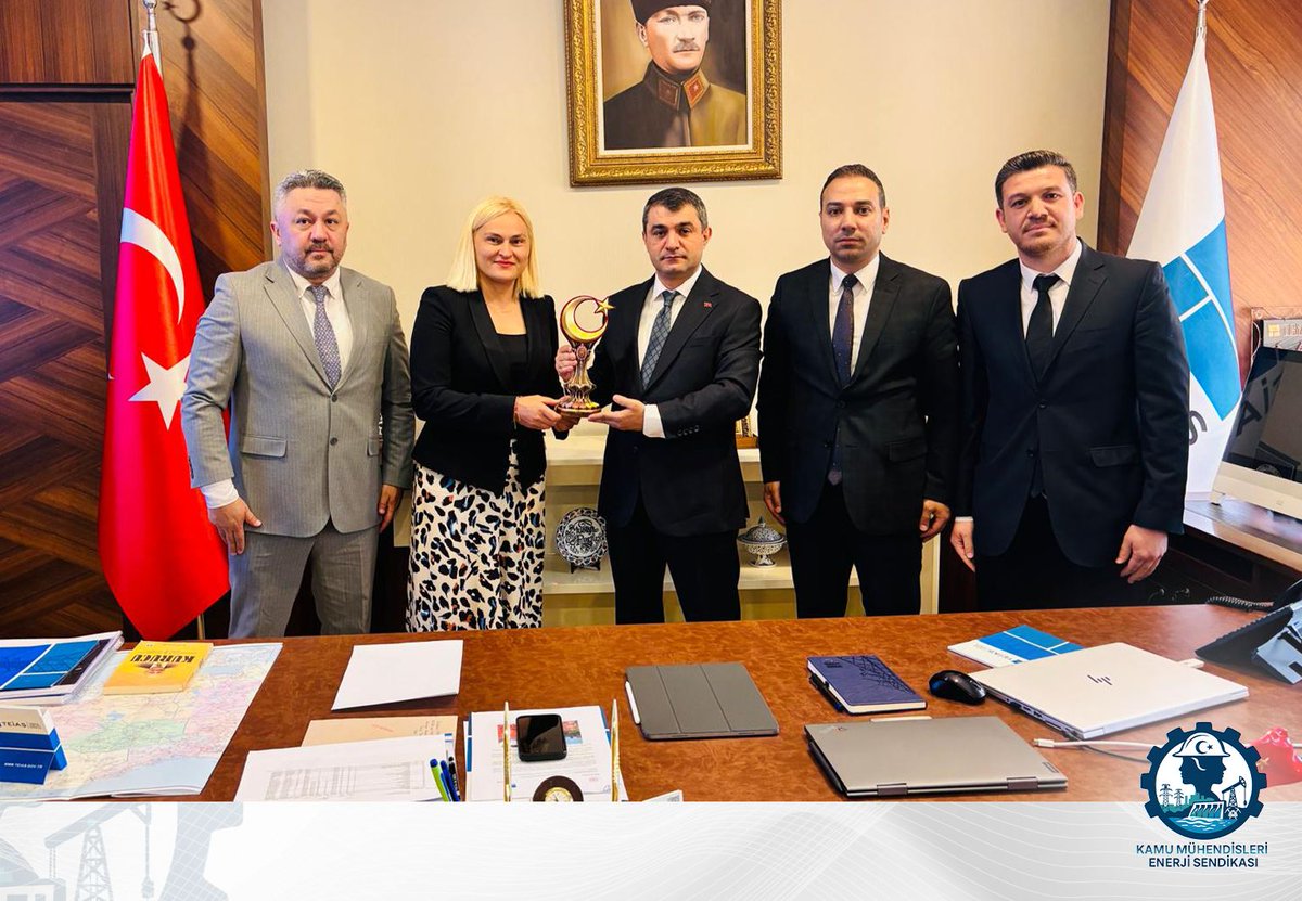 KaMuhEnerjiSen's tweet photo. Kamu Mühendisleri Enerji Sendikası Genel Başkanı Ümit Aktaş, Genel Başkan Yardımcısı Hüseyin Çomruk, Mühendis TEK-SEN Büro Başkanı Tanju Kandaz ve Mühendis TEK-SEN Kültür Turizm Başkanı Başak Komar ile birlikte, TEİAŞ Genel Müdürlüğü görevine atanan Sayın Mustafa Pustu'ya hayırlı olsun ziyaretinde bulunduk.

Gerçekleştirilen ziyarette, kamu mühendislerinin karşı karşıya bulunduğu sorunlar, çalışma koşullarının iyileştirilmesine yönelik beklentiler ve çözüm önerilerimiz üzerine kapsamlı ve verimli bir istişare gerçekleştirildi. Kamu mühendislerinin haklı taleplerinin karşılanması, mesleki itibarlarının güçlendirilmesi ve çalışma hayatının daha adil bir yapıya kavuşturulmasına yönelik görüşlerimizi Sayın Genel Müdürümüz ile paylaşma fırsatı bulduk.

Kamu mühendislerinin sorunlarına gösterdiği ilgi, yapıcı yaklaşımı ve iş birliğine açık tutumu dolayısıyla Sayın Mustafa Pustu'ya teşekkür ediyor; yeni görevinde başarılar diliyoruz. Çalışanların hak ve menfaatlerinin geliştirilmesi noktasında vereceği desteğin artarak devam edeceğine olan inancımızı ifade ediyor, TEİAŞ camiasına ve ülkemize hayırlı olmasını temenni ediyoruz.
#KamuMühendisleriEnerjiSendikası 

@MuhTekSen_Konf 
@KaMuhEnerjiSen 
@muhteksenkultur 
@MuhTekBuro 
@kurumsalTEIAS