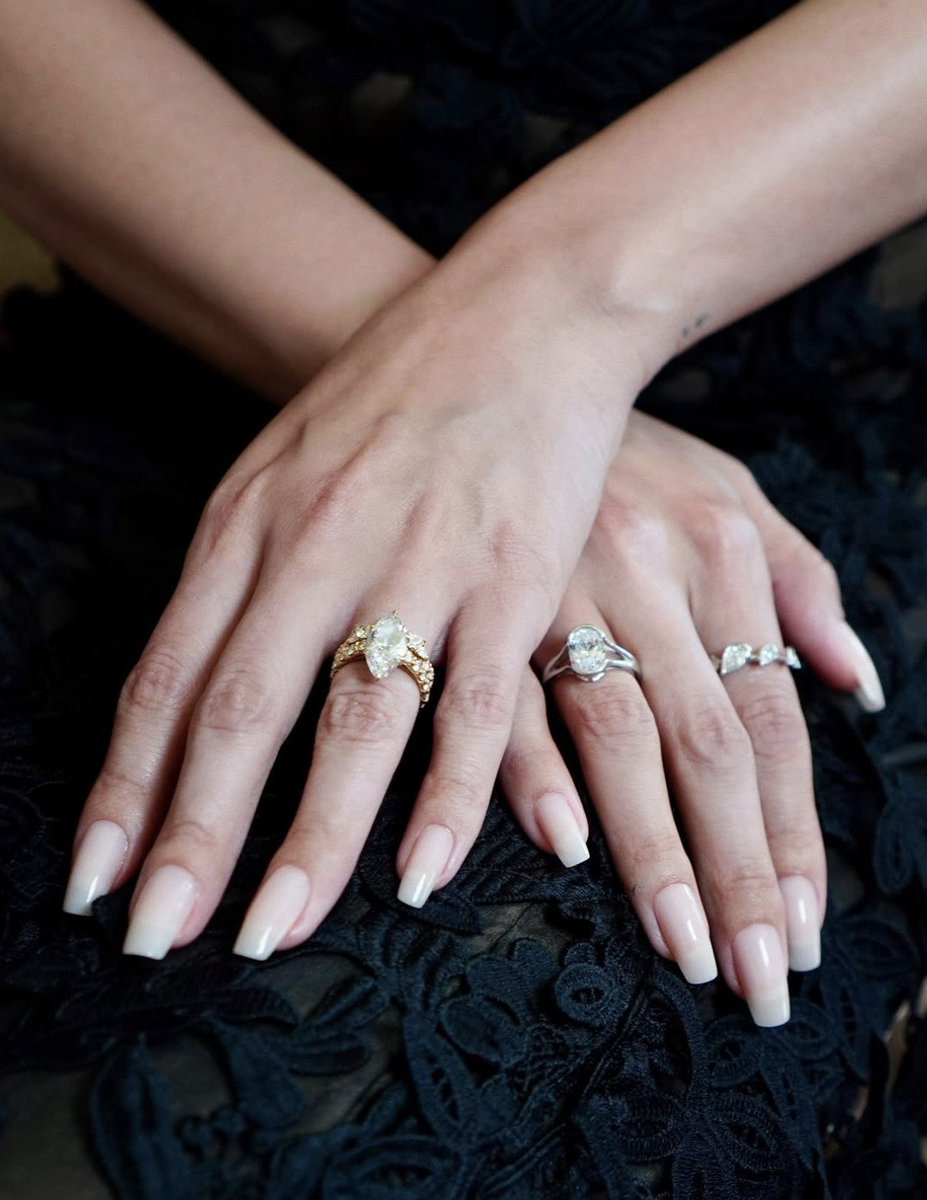 Itsthatlawyer_'s tweet photo. Her wedding ring is so pretty 🥹 https://t.co/parhD02jm4