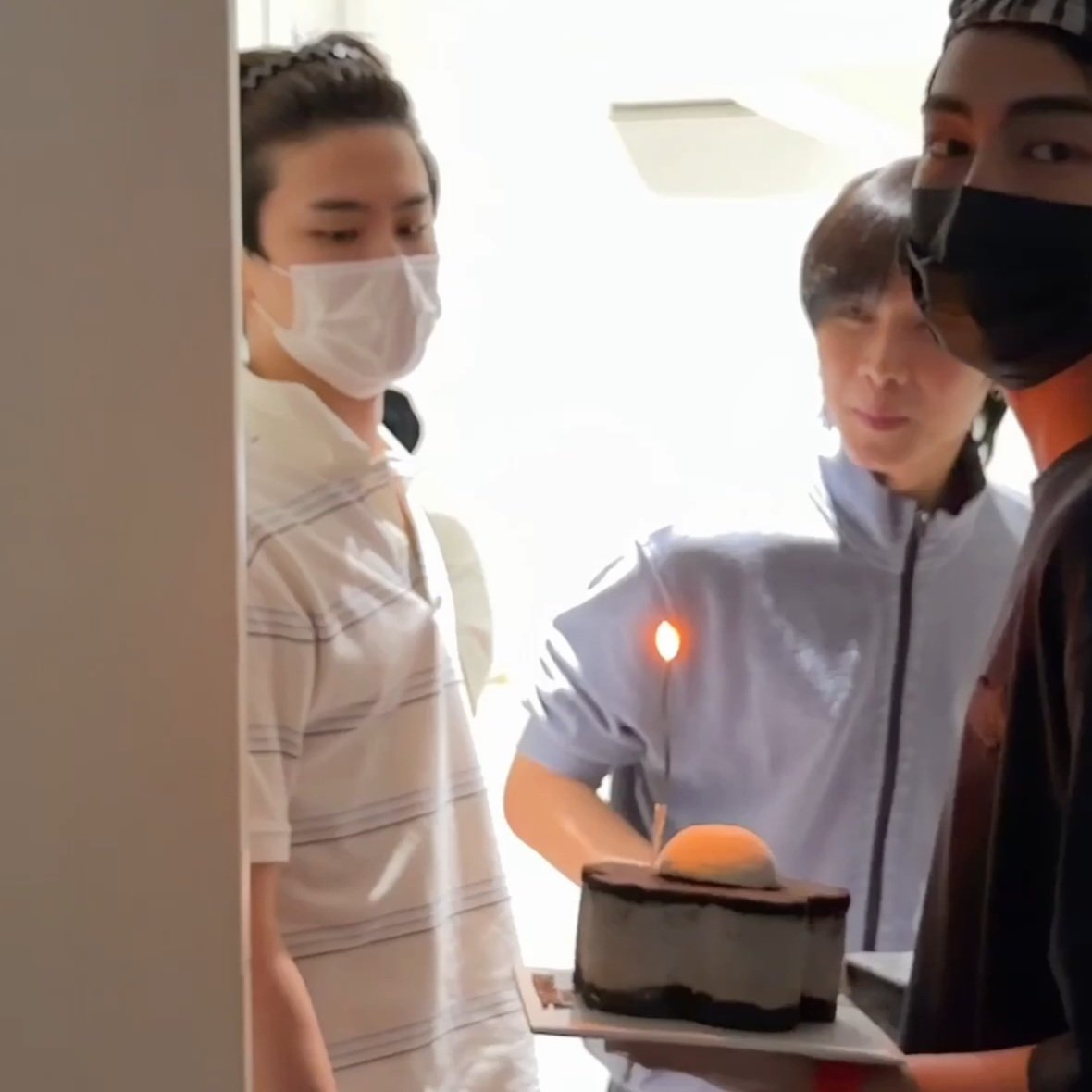 emdubbiw's tweet photo. และเป็นอีกวันที่เยาจาได้อีทเค้กอีกแย้ว ฮู่เย้🥳🎊 น้อไฮไม่ได้เล็ง (เล็ง) เค้กสักกะนิดหรอกน้าาา😽🍰 https://t.co/wr0PwSNCt6