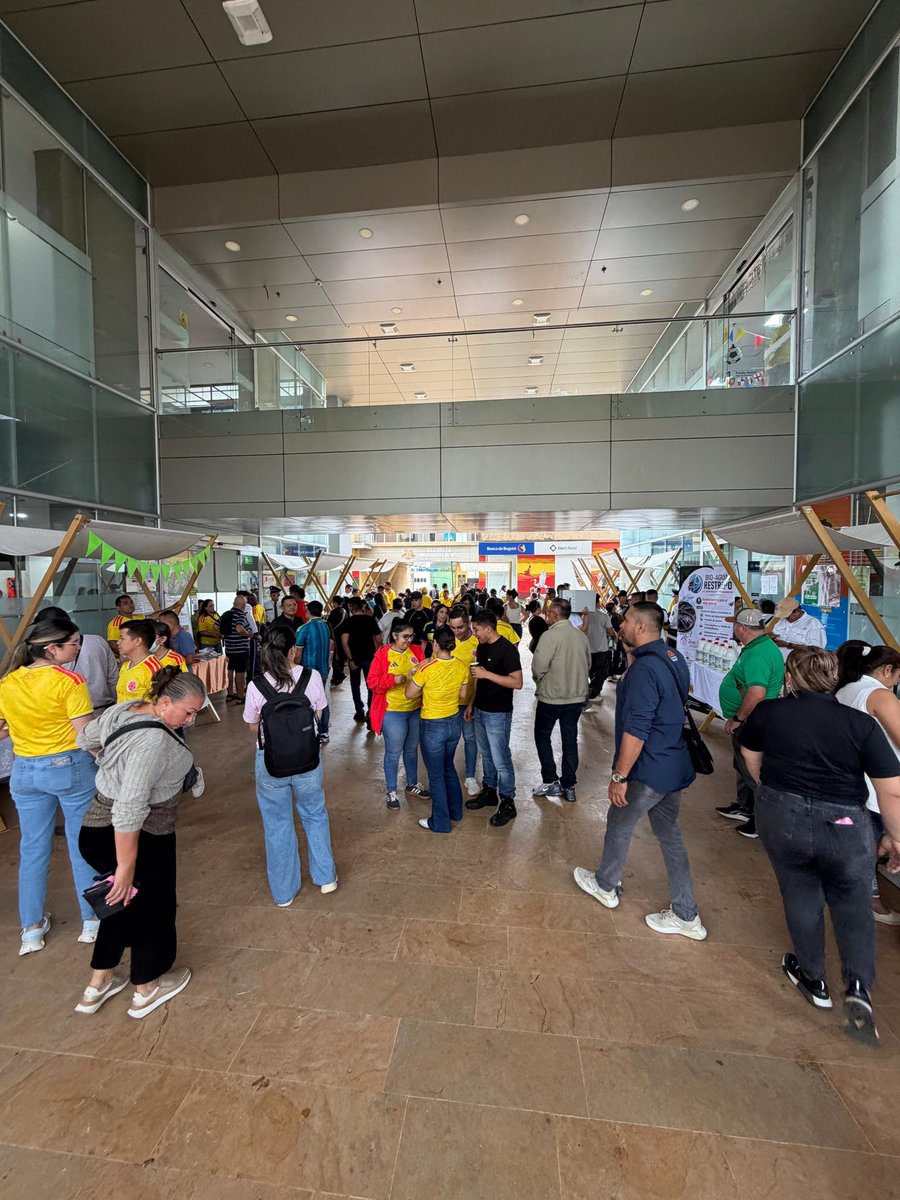 GobMeta's tweet photo. ¡Ya estamos en la Feria de Negocios Verdes!🌿♻️
Te esperamos en el primer piso de la Gobernación, hasta las 3:00 p.m. Ven y apoya a más de 40 emprendedores que, con sus iniciativas, le apuestan a las economías sostenibles, la conservación del ambiente y el desarrollo de la región https://t.co/WI0YzaILal