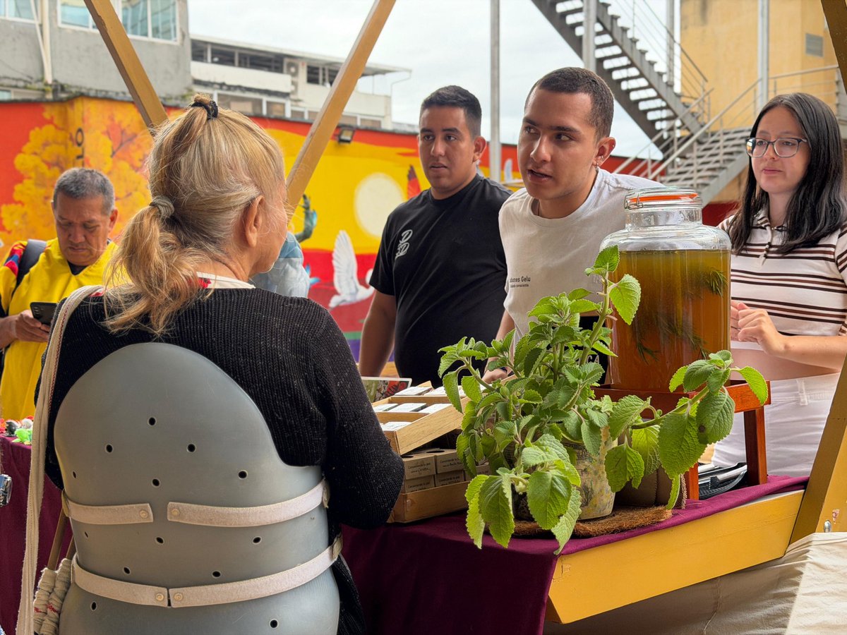 GobMeta's tweet photo. ¡Ya estamos en la Feria de Negocios Verdes!🌿♻️
Te esperamos en el primer piso de la Gobernación, hasta las 3:00 p.m. Ven y apoya a más de 40 emprendedores que, con sus iniciativas, le apuestan a las economías sostenibles, la conservación del ambiente y el desarrollo de la región https://t.co/WI0YzaILal