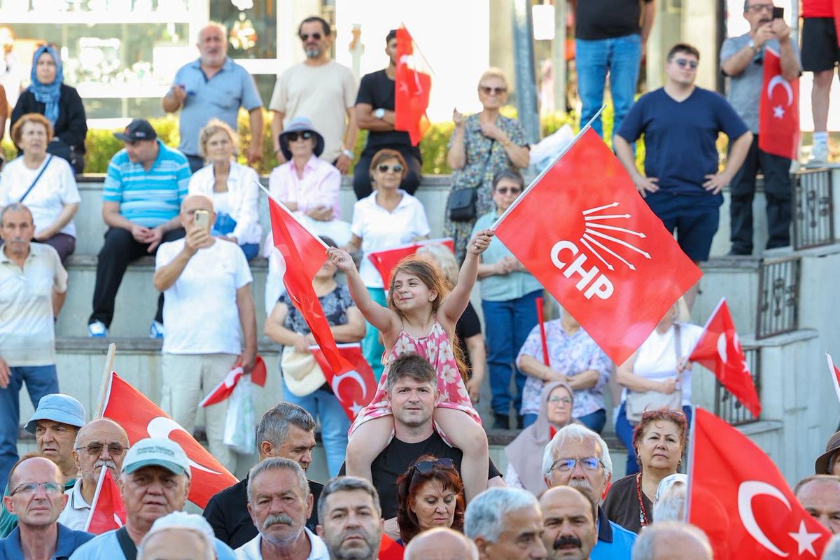 OzgurOzel_Foto's tweet photo. Cumhuriyet Halk Partisi lideri Özgür Özel, Kastamonu’dan Zonguldak’a geçerken kendisini karşılamak için Safranbolu Misak-ı Milli Meydanı’nda toplanan vatandaşlarla bir araya gelerek hitap etti. https://t.co/QxvWOWY7uh