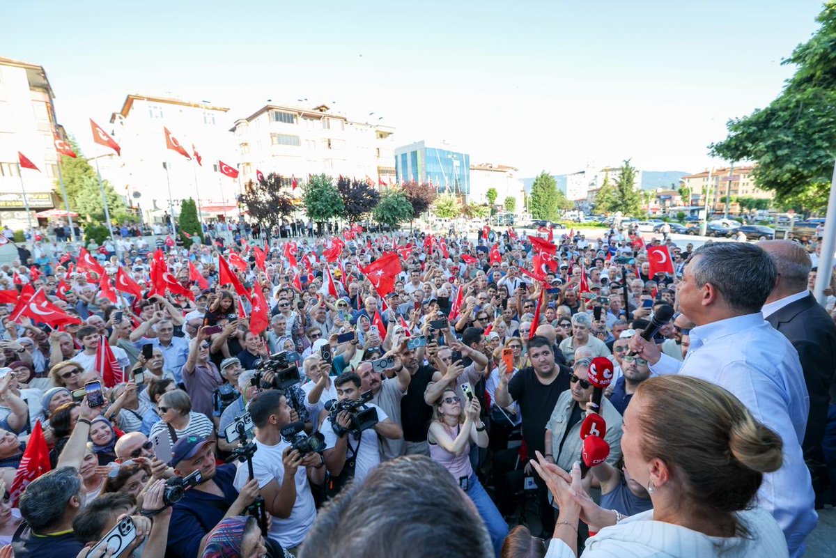OzgurOzel_Foto's tweet photo. Cumhuriyet Halk Partisi lideri Özgür Özel, Kastamonu’dan Zonguldak’a geçerken kendisini karşılamak için Safranbolu Misak-ı Milli Meydanı’nda toplanan vatandaşlarla bir araya gelerek hitap etti. https://t.co/QxvWOWY7uh